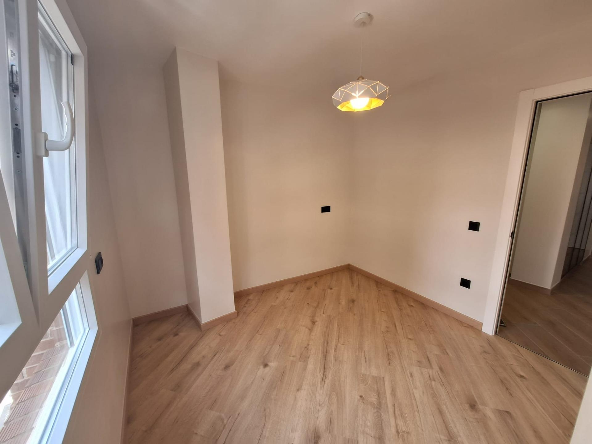 For sale - 3 Bedroom 2 Bathroom Apartment in Torrevieja - Playa De Los Locos  - Alicante