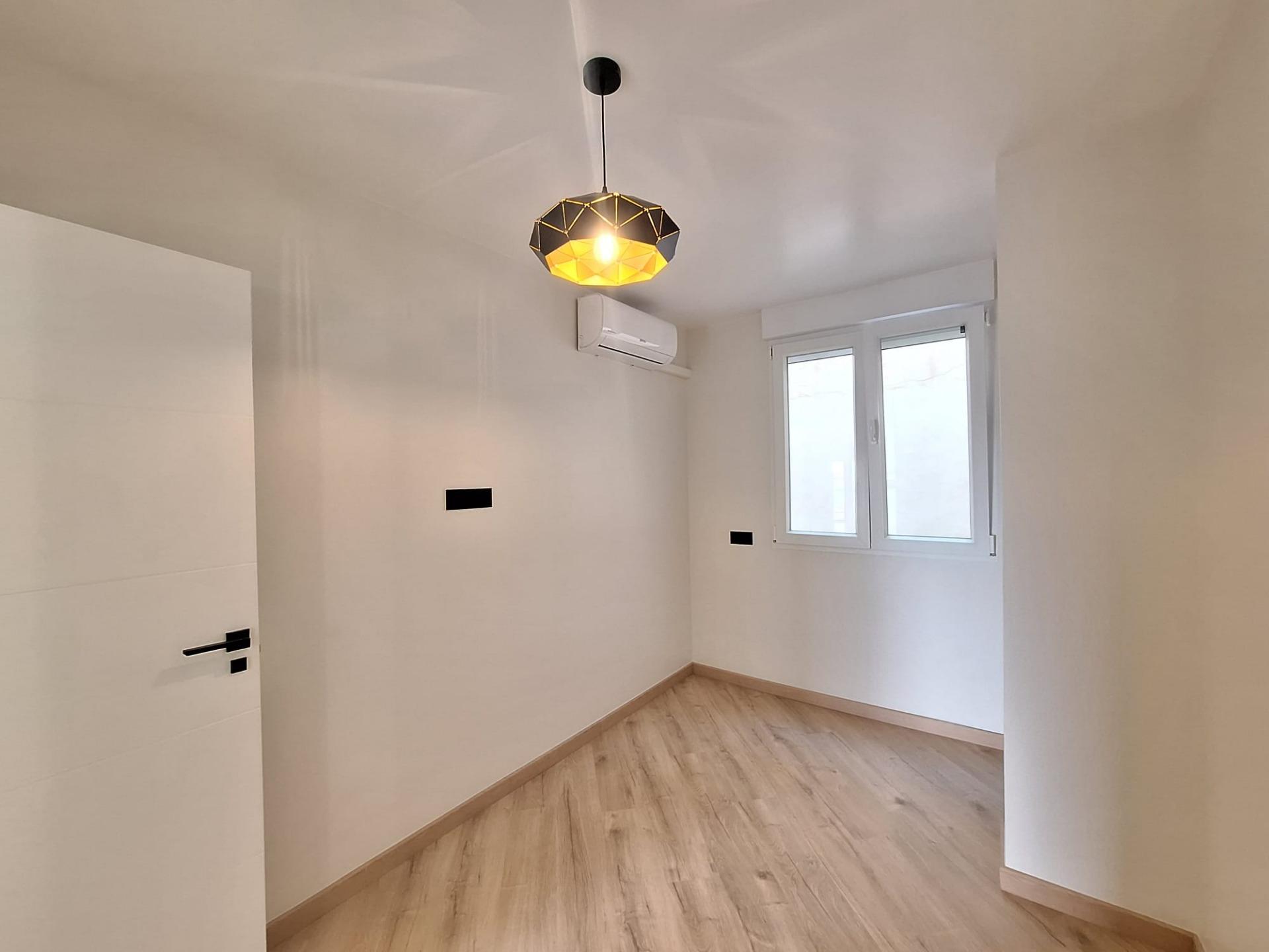 For sale - 3 Bedroom 2 Bathroom Apartment in Torrevieja - Playa De Los Locos  - Alicante