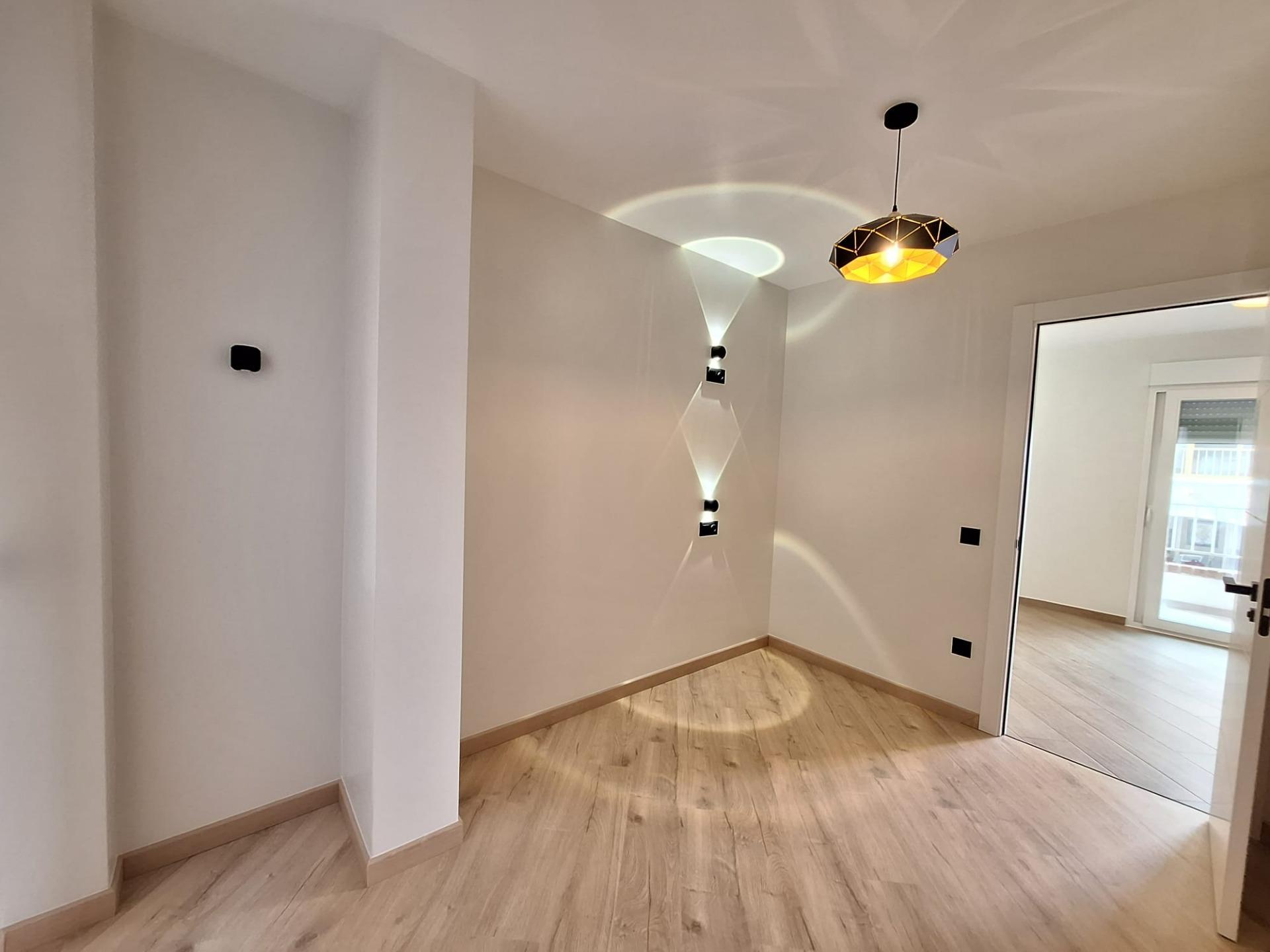 For sale - 3 Bedroom 2 Bathroom Apartment in Torrevieja - Playa De Los Locos  - Alicante