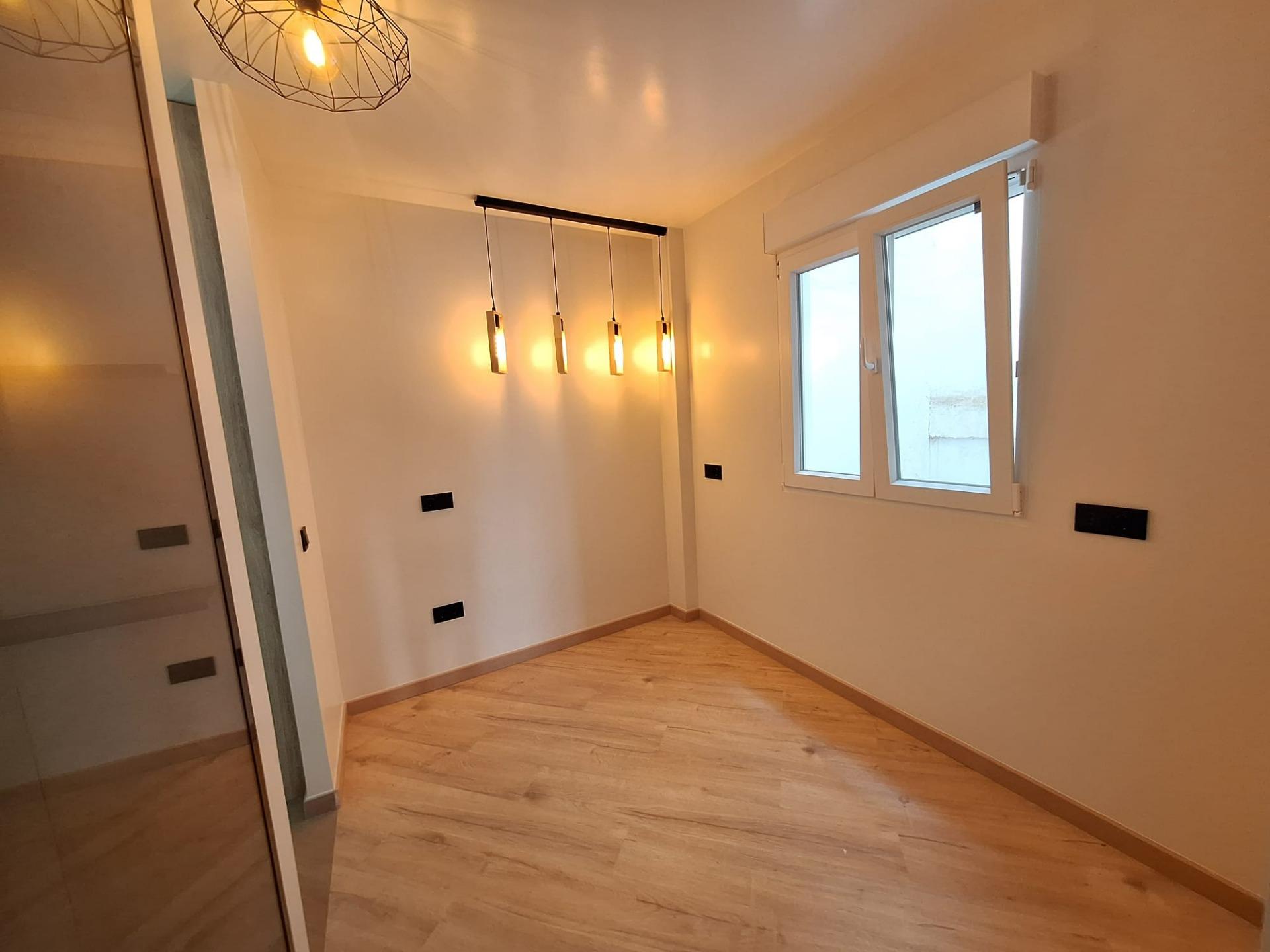 For sale - 3 Bedroom 2 Bathroom Apartment in Torrevieja - Playa De Los Locos  - Alicante