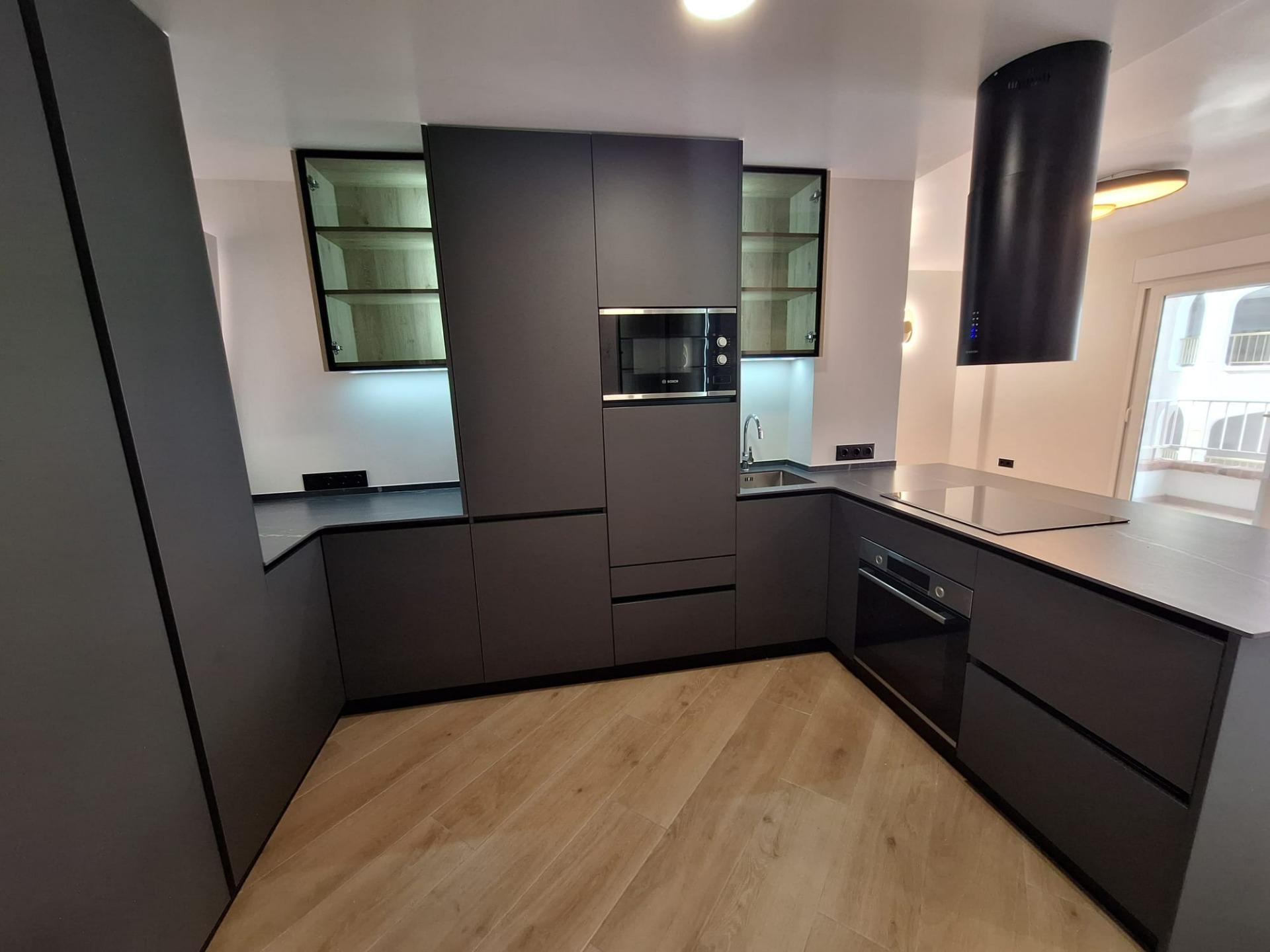 For sale - 3 Bedroom 2 Bathroom Apartment in Torrevieja - Playa De Los Locos  - Alicante