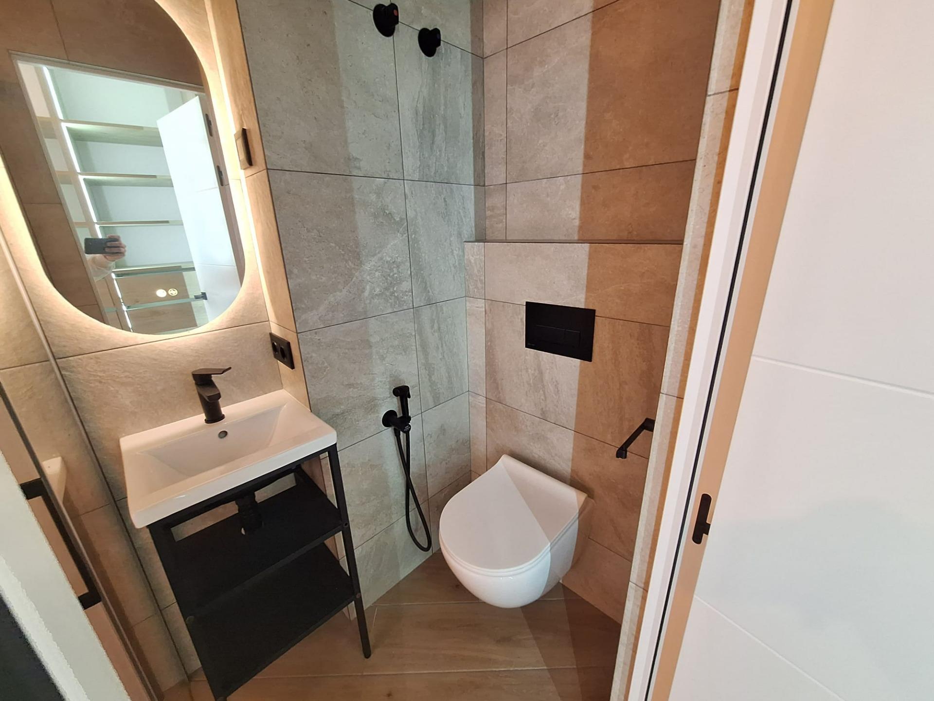 For sale - 3 Bedroom 2 Bathroom Apartment in Torrevieja - Playa De Los Locos  - Alicante