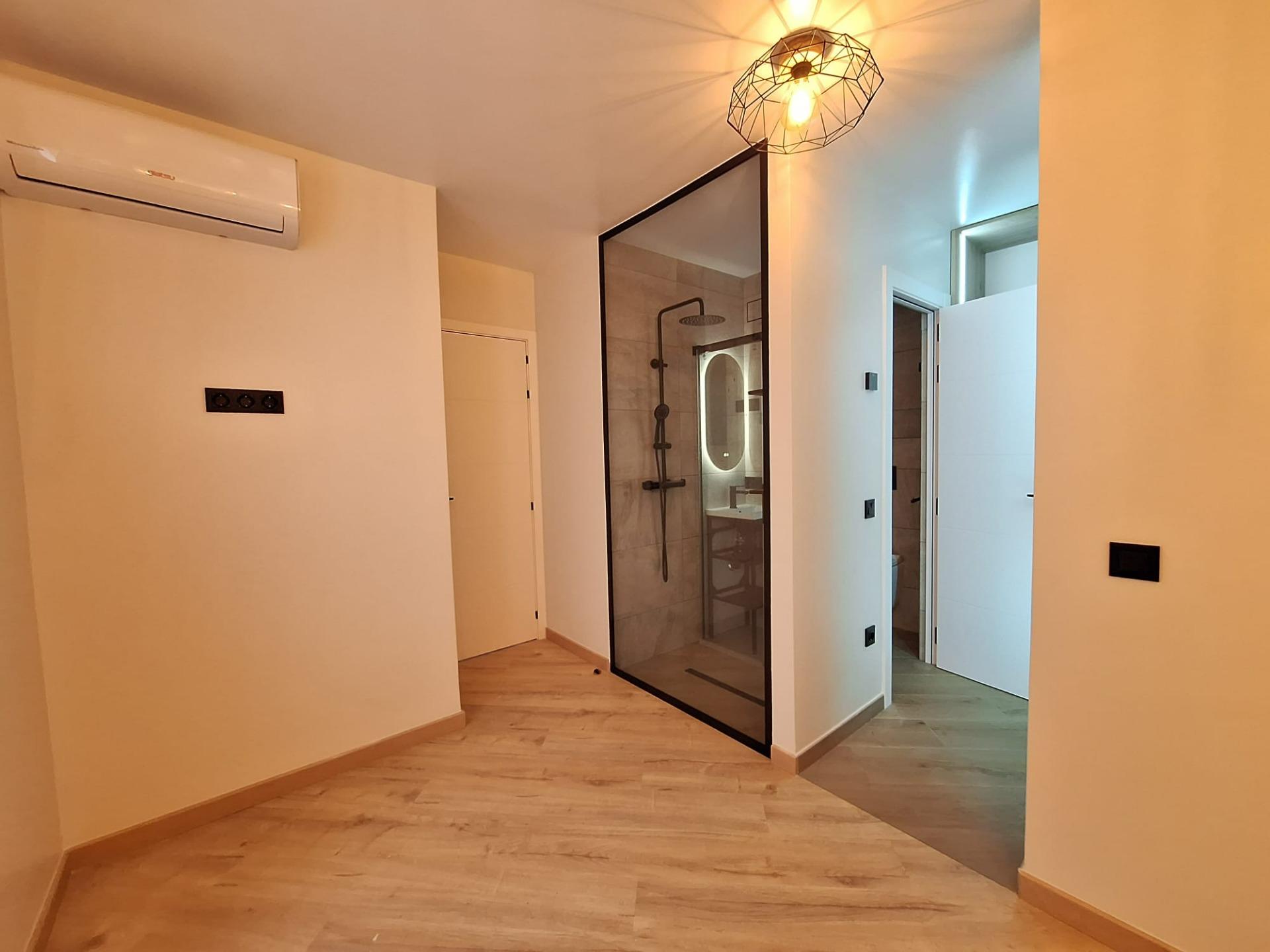 For sale - 3 Bedroom 2 Bathroom Apartment in Torrevieja - Playa De Los Locos  - Alicante