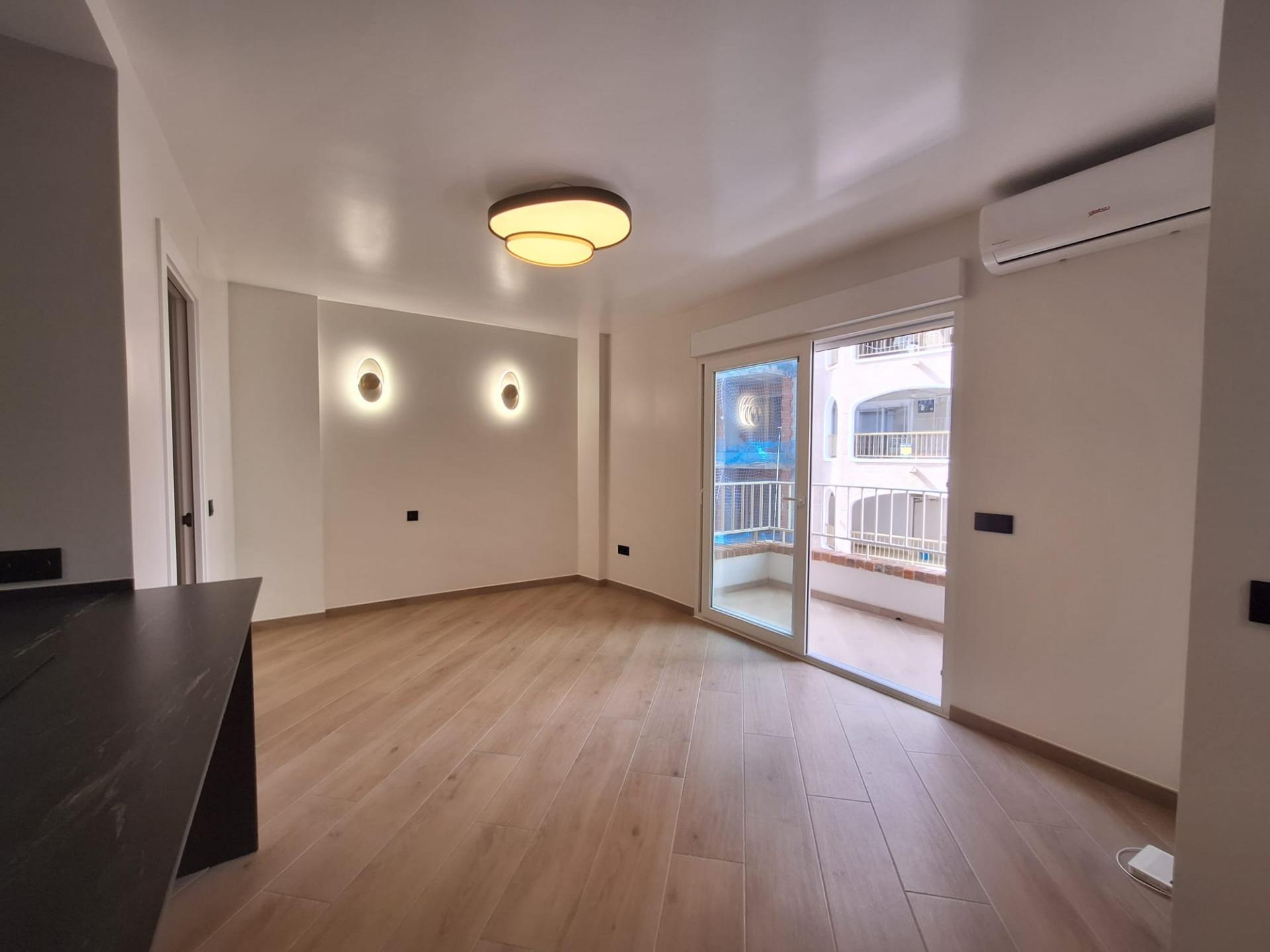 For sale - 3 Bedroom 2 Bathroom Apartment in Torrevieja - Playa De Los Locos  - Alicante