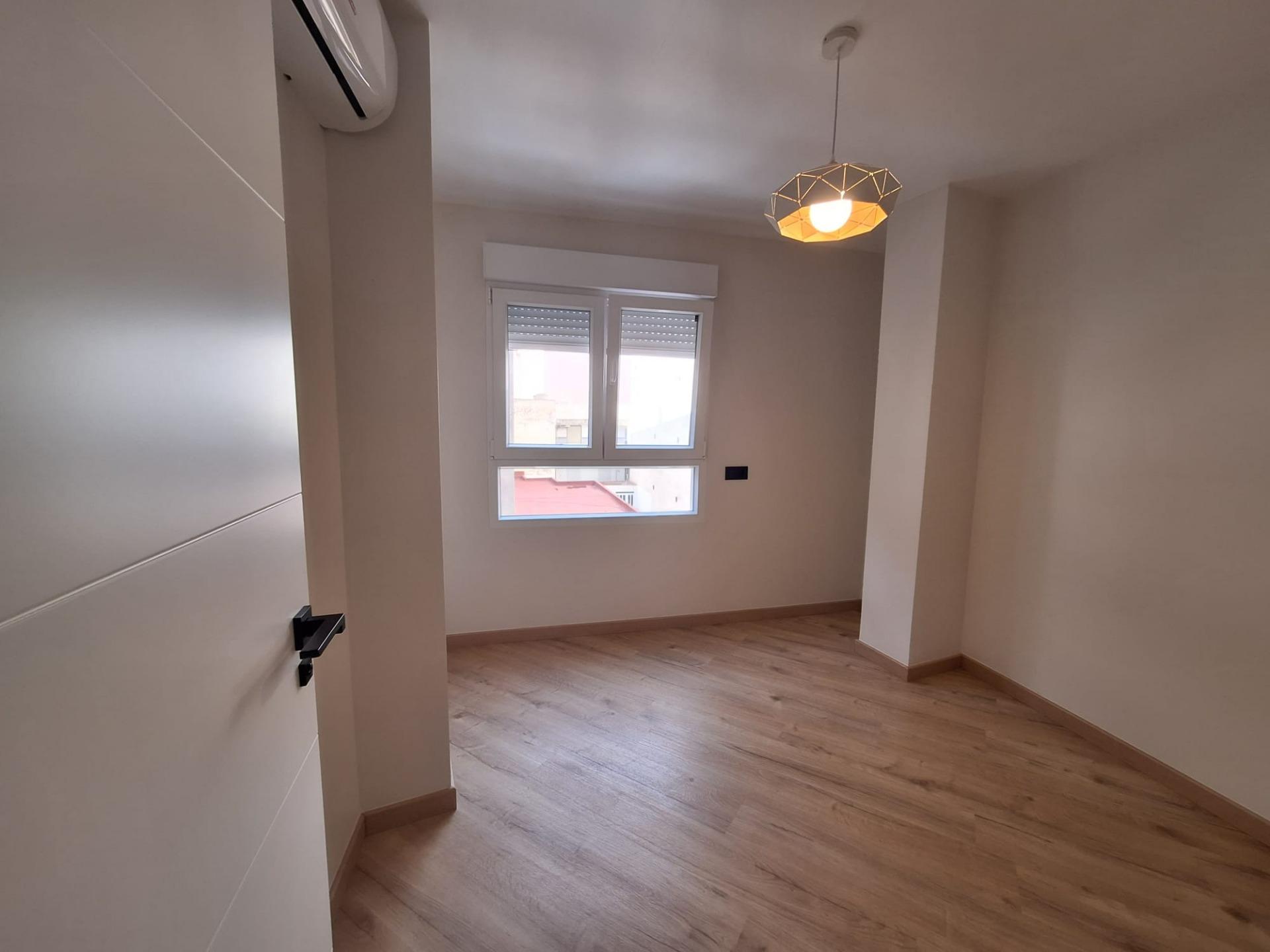 For sale - 3 Bedroom 2 Bathroom Apartment in Torrevieja - Playa De Los Locos  - Alicante