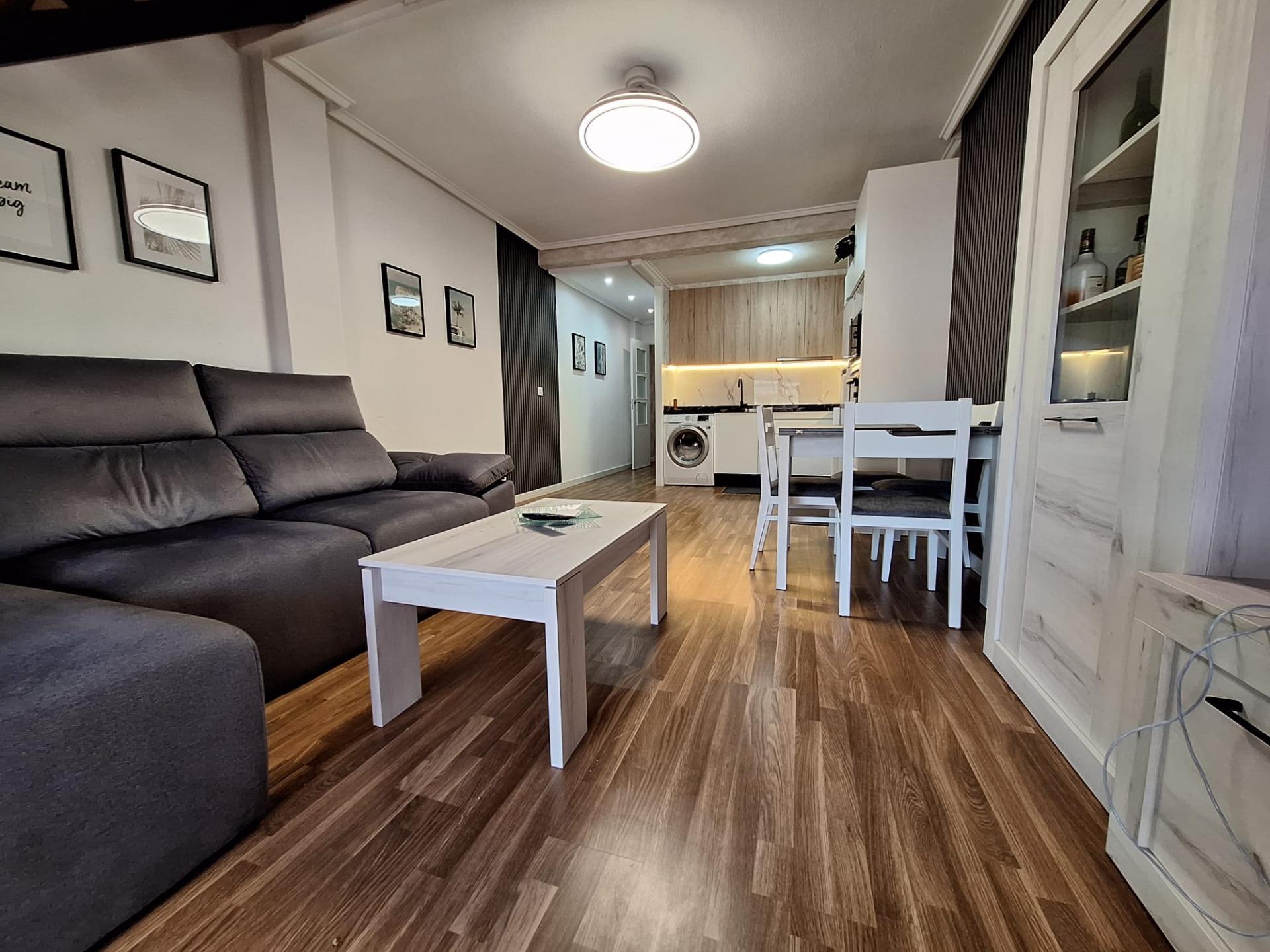 For sale - 3 Bedroom 2 Bathroom Apartment in Torrevieja - Centro  - Alicante