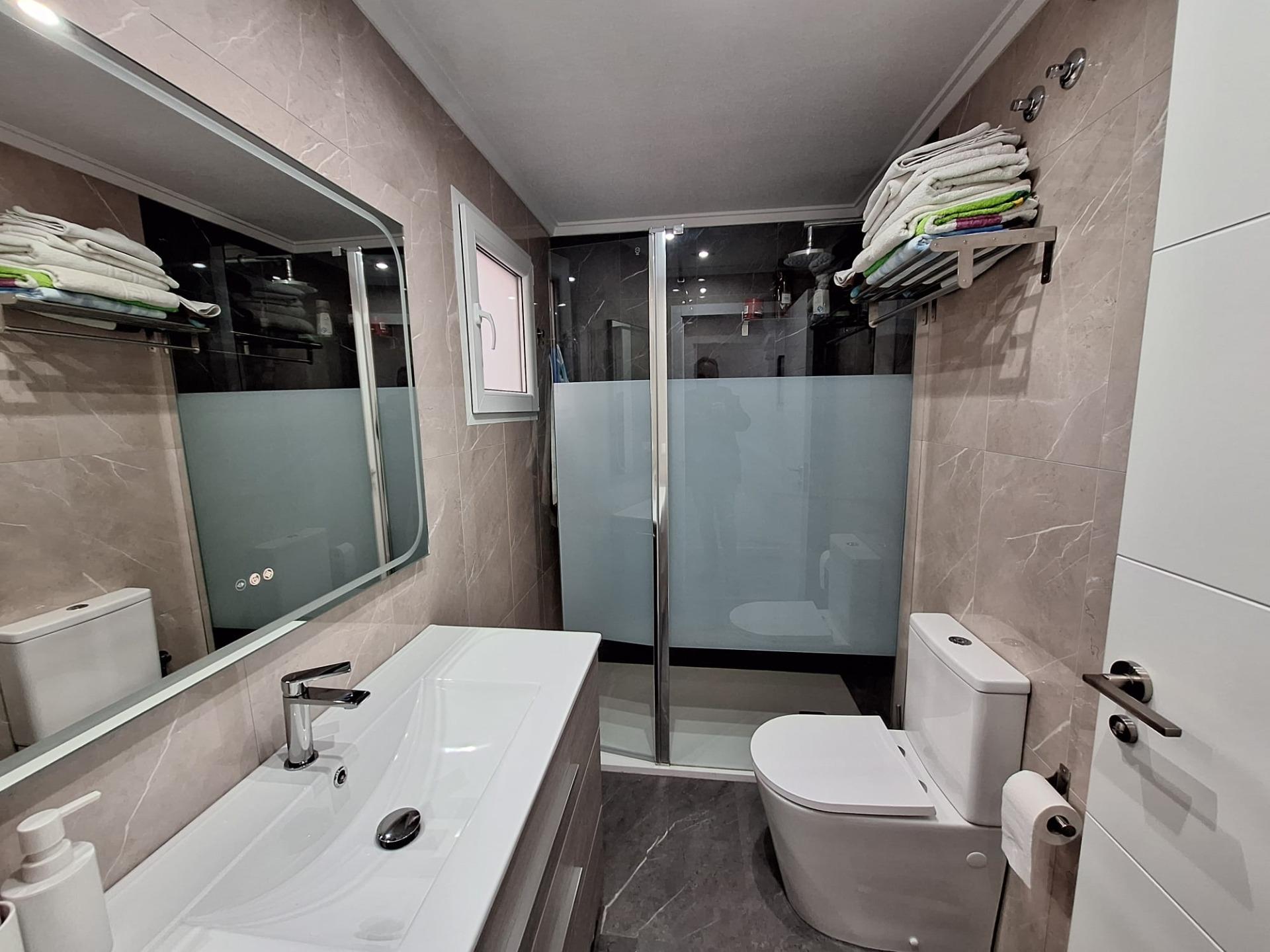 For sale - 3 Bedroom 2 Bathroom Apartment in Torrevieja - Centro  - Alicante