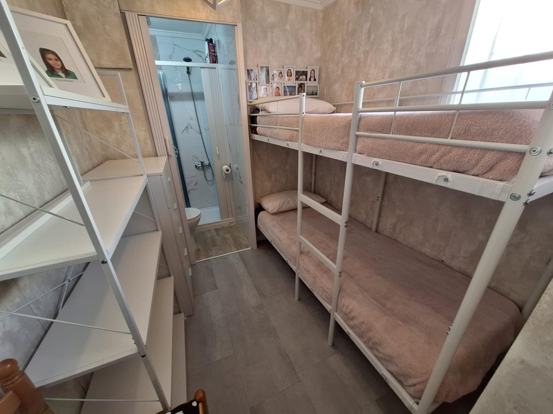 For sale - 3 Bedroom 2 Bathroom Apartment in Torrevieja - Centro  - Alicante