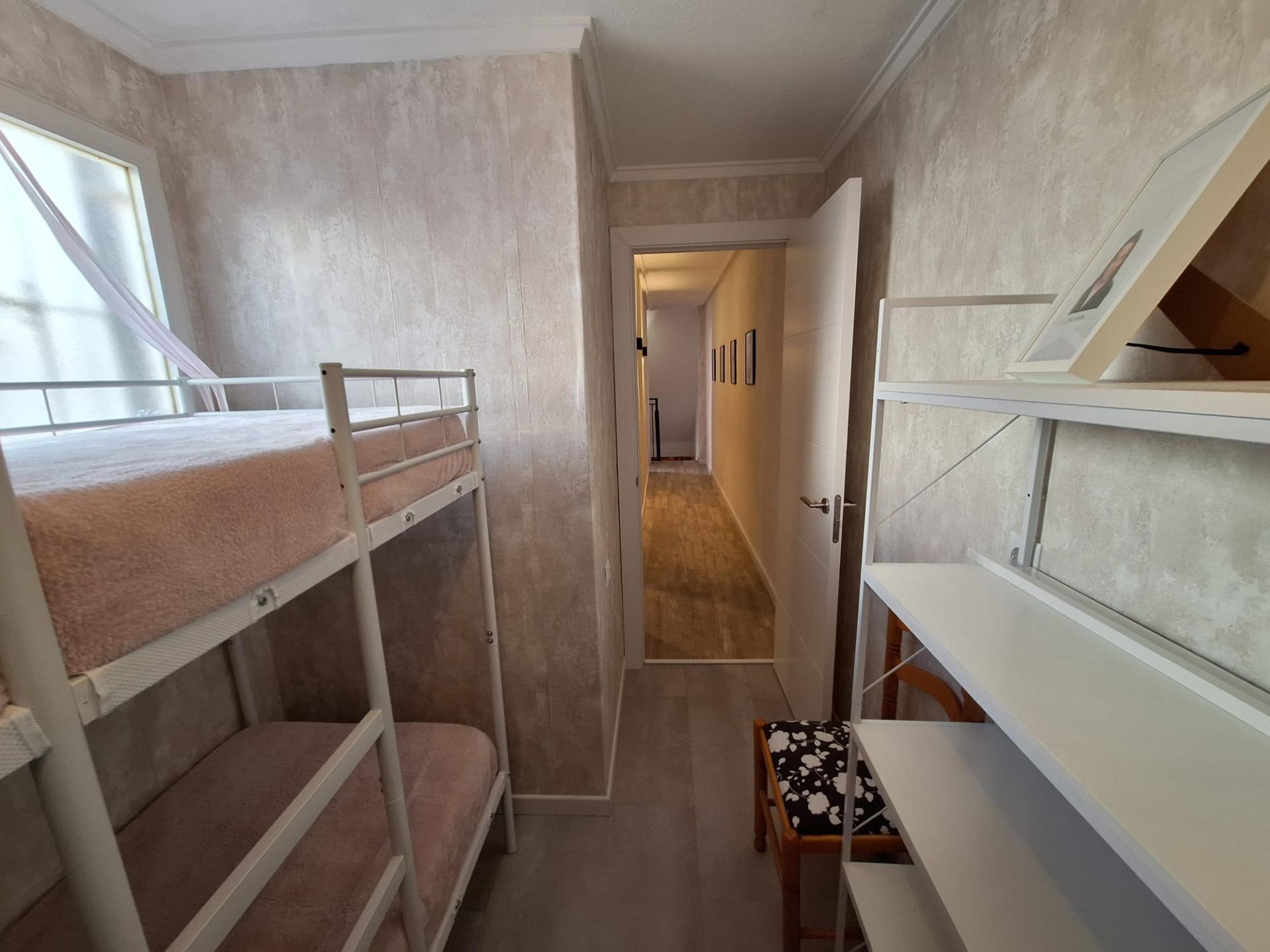 For sale - 3 Bedroom 2 Bathroom Apartment in Torrevieja - Centro  - Alicante