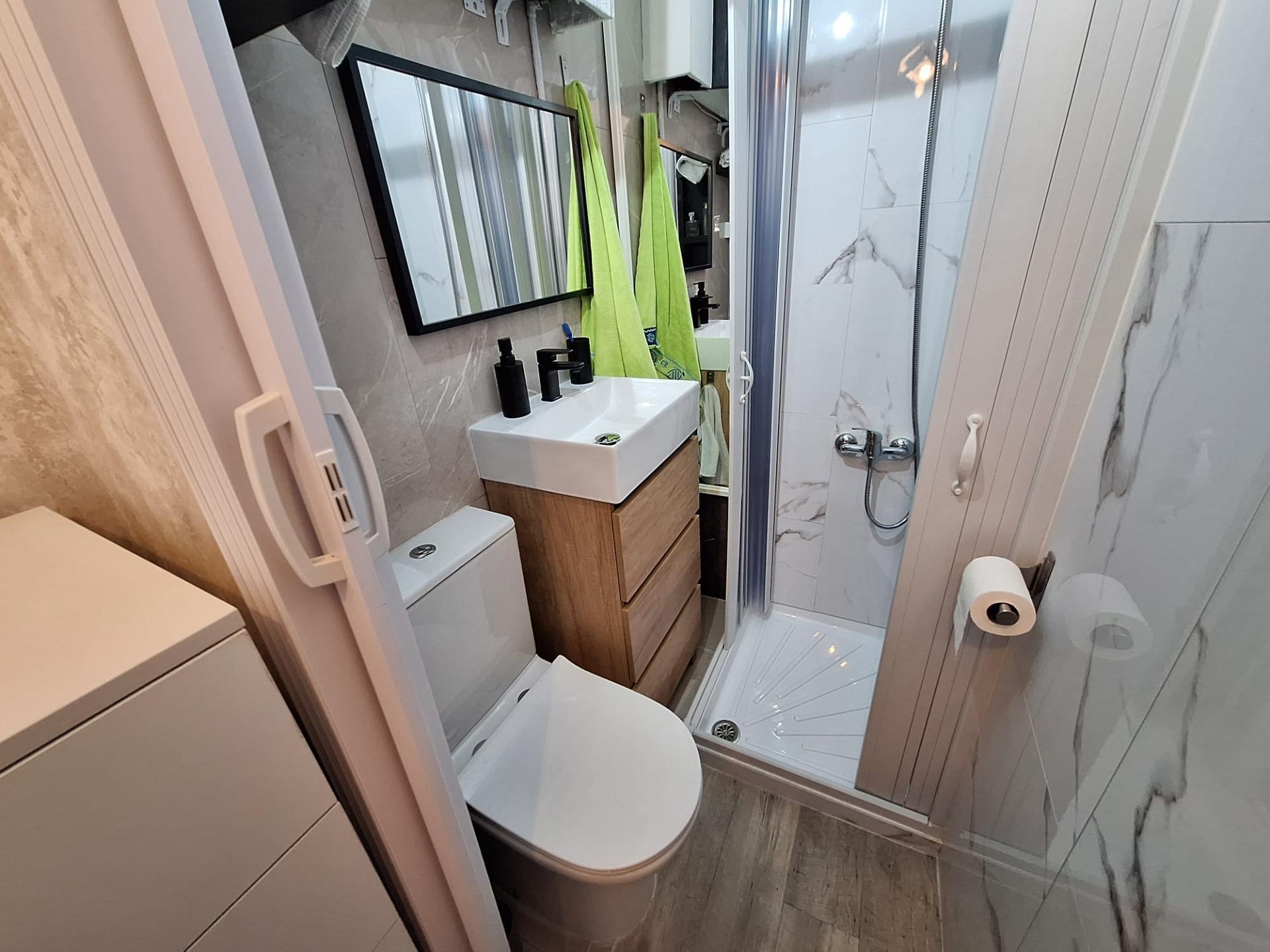 For sale - 3 Bedroom 2 Bathroom Apartment in Torrevieja - Centro  - Alicante
