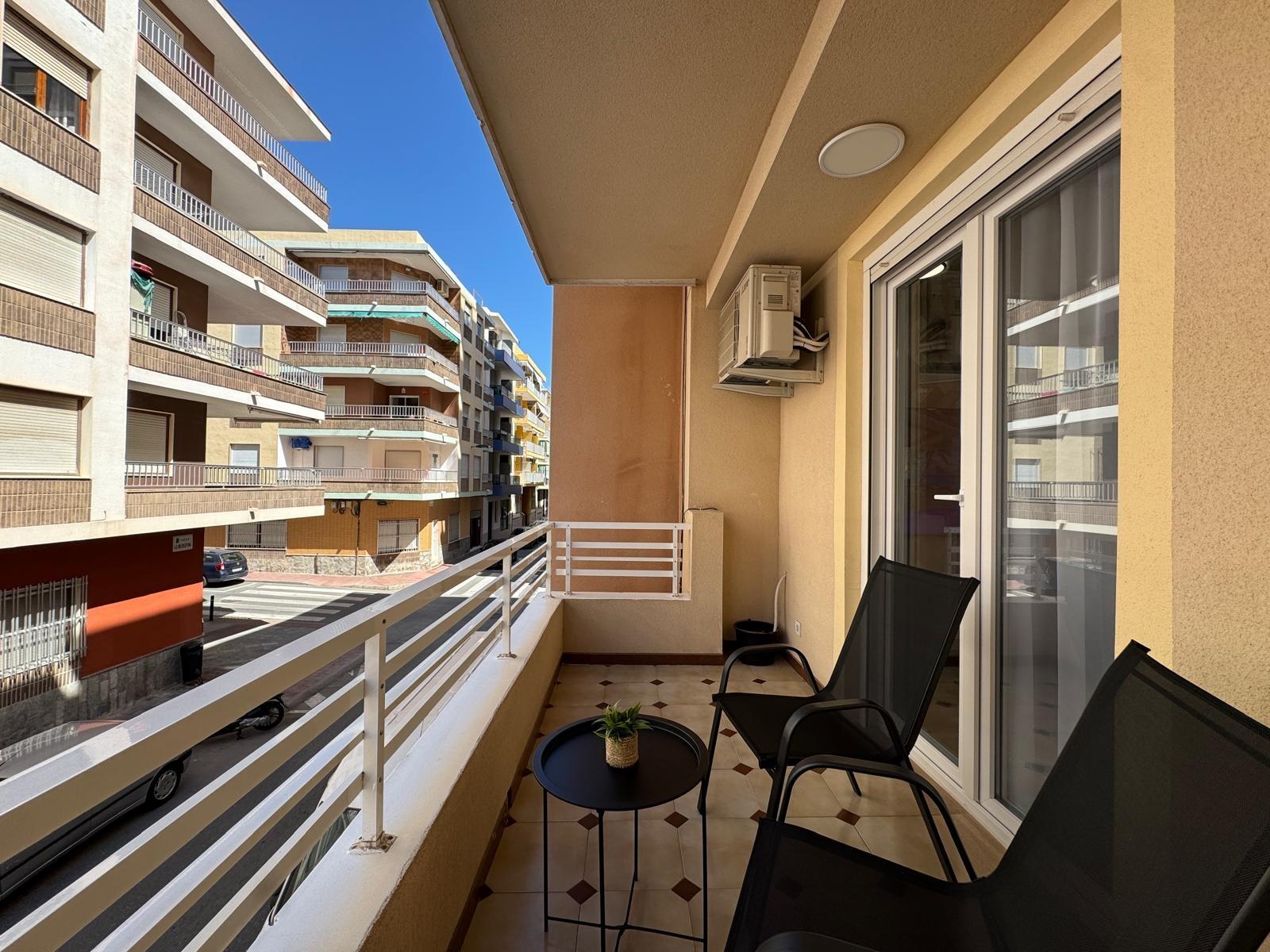 For sale - 3 Bedroom 1 Bathroom Apartment in Torrevieja - Playa Del Cura  - Alicante