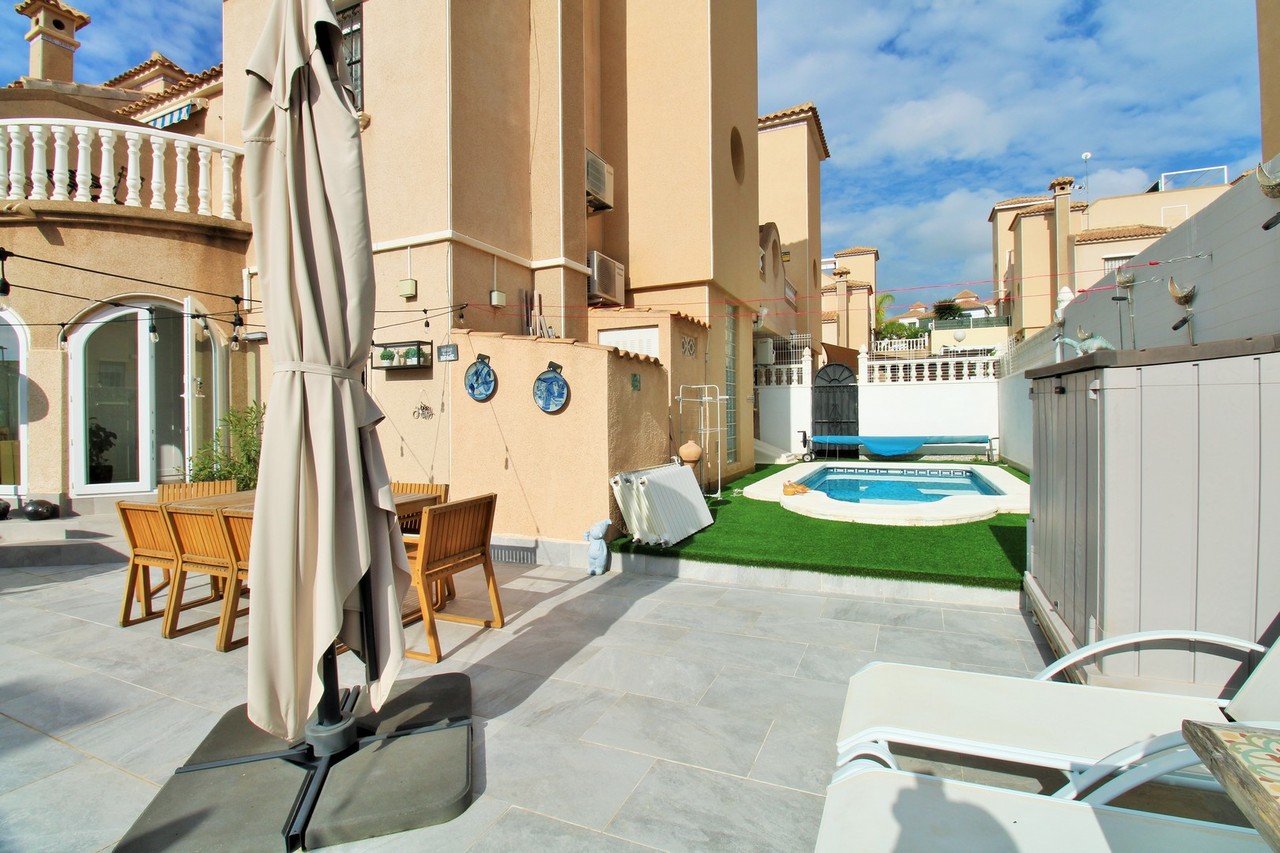 For sale - 2 Bedroom 2 Bathroom Town House in Villamartin - Costa Blanca  - Alicante