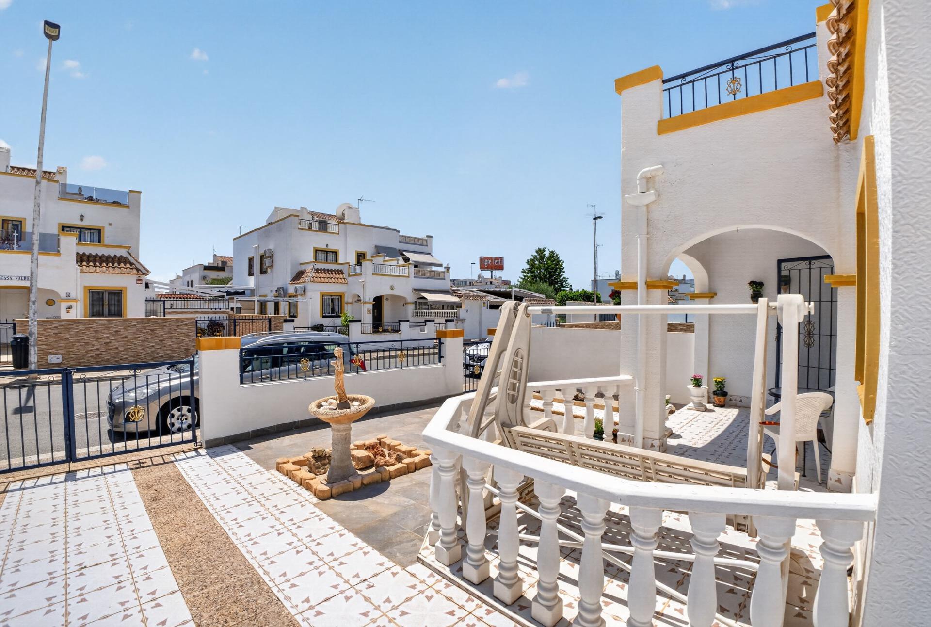 For sale - 3 Bedroom 2 Bathroom Townhouse in Torrevieja - La Siesta - El Salado - Torreta  - Alicante