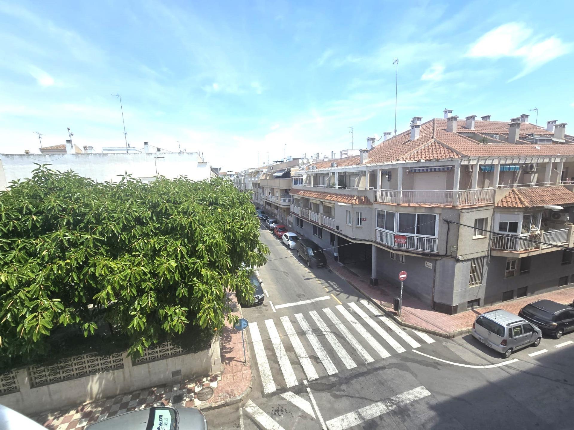 For sale - 3 Bedroom 1 Bathroom Apartment in Torrevieja - Playa De Los Locos  - Alicante