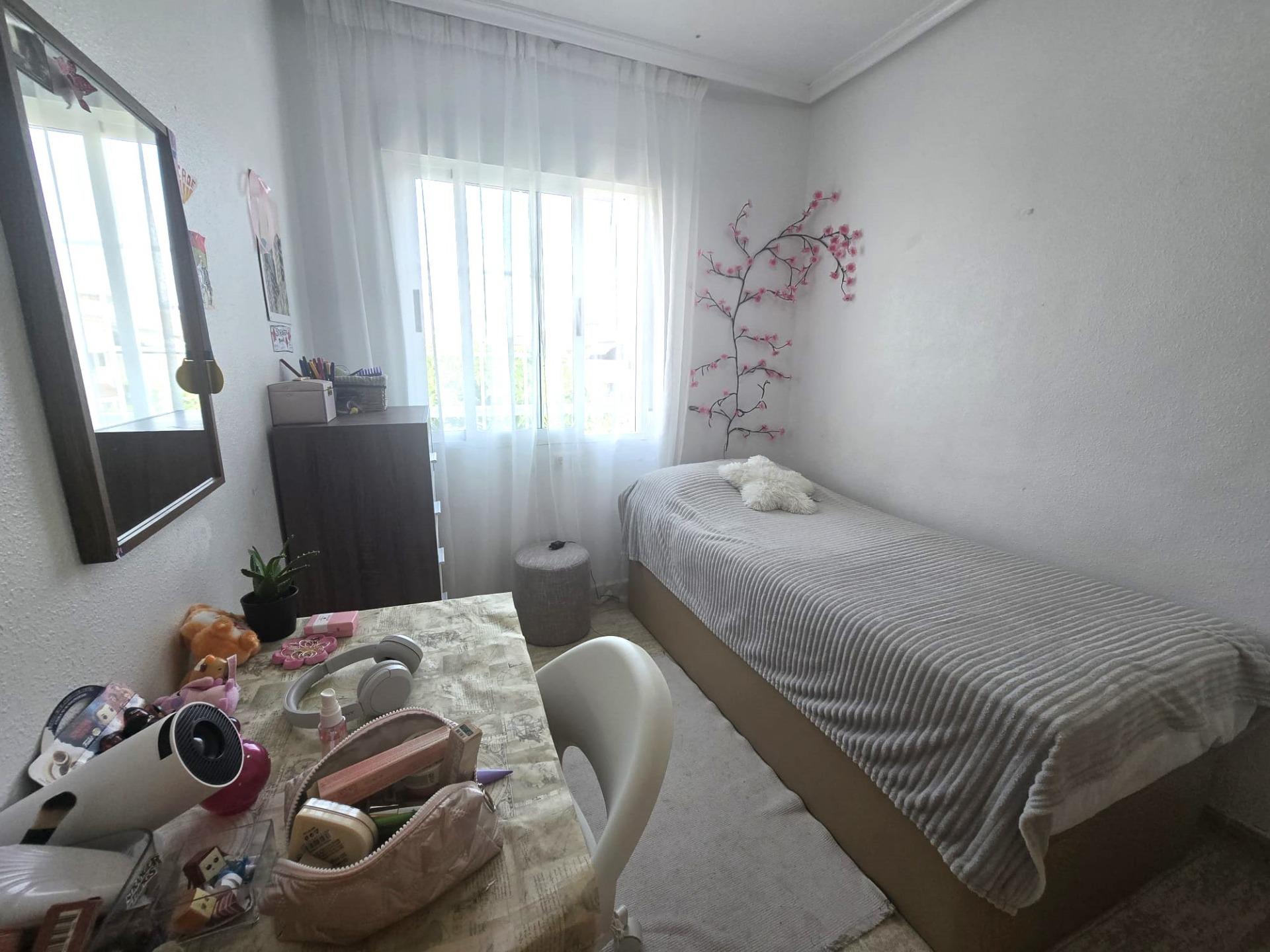 For sale - 3 Bedroom 1 Bathroom Apartment in Torrevieja - Playa De Los Locos  - Alicante