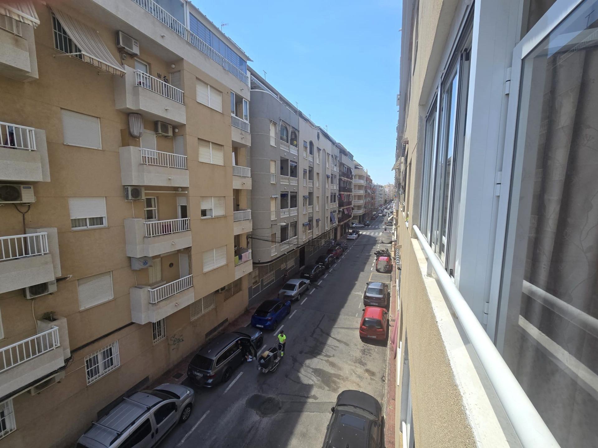 For sale - 3 Bedroom 1 Bathroom Apartment in Torrevieja - Playa De Los Locos  - Alicante