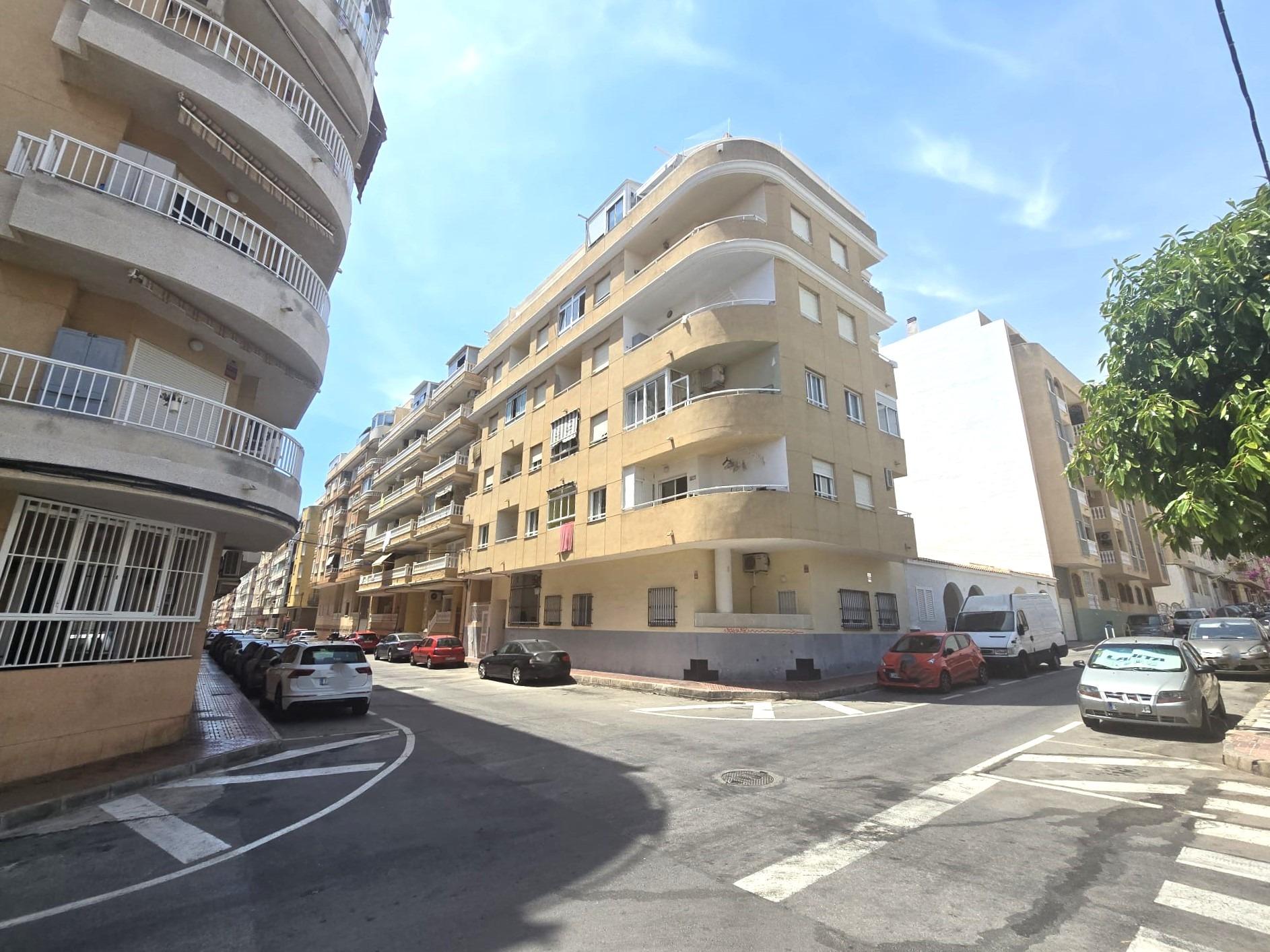 For sale - 3 Bedroom 1 Bathroom Apartment in Torrevieja - Playa De Los Locos  - Alicante