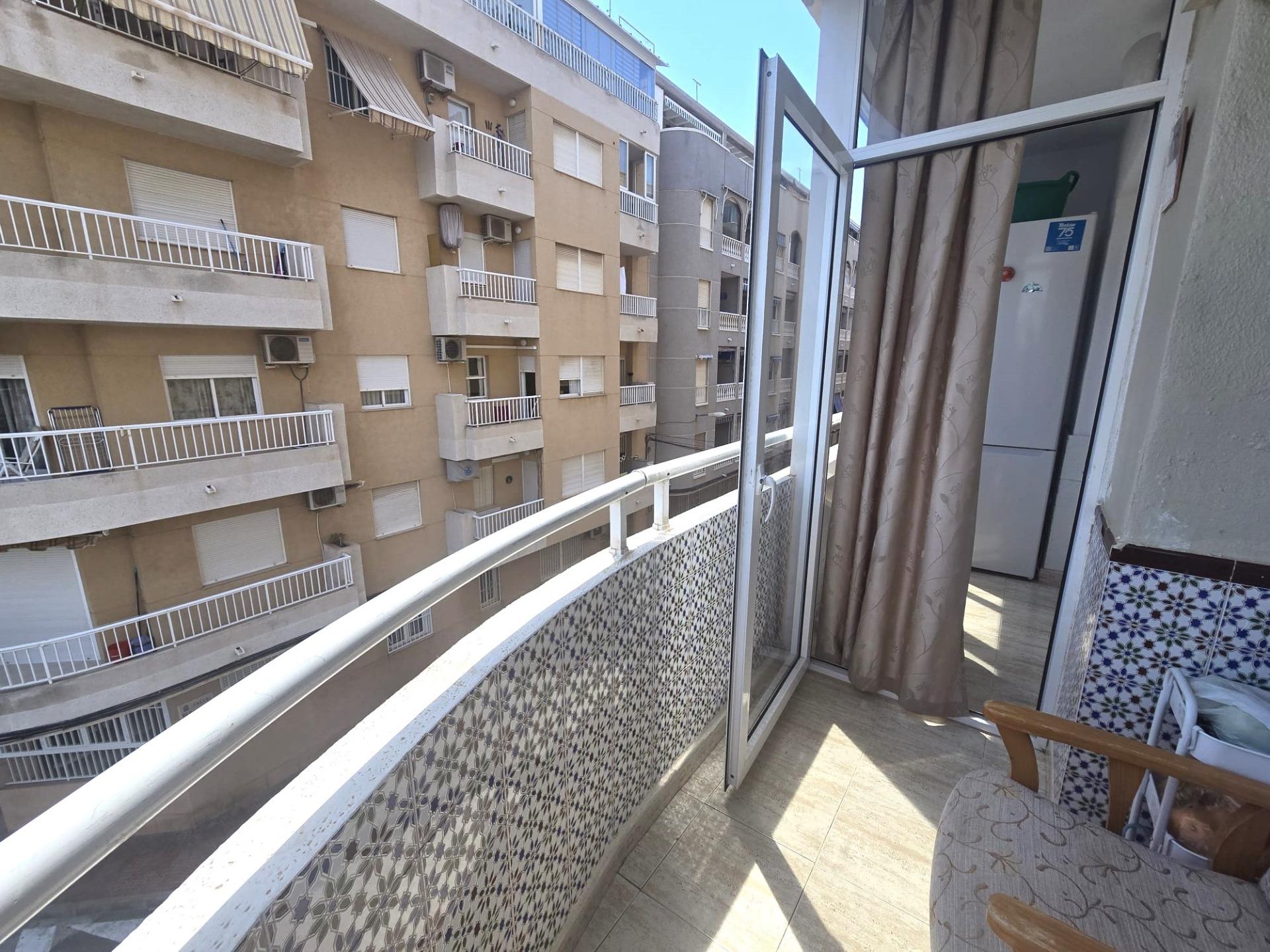 For sale - 3 Bedroom 1 Bathroom Apartment in Torrevieja - Playa De Los Locos  - Alicante
