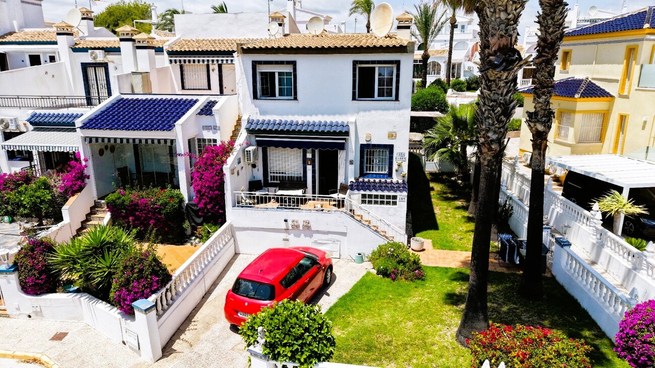 For sale - 4 Bedroom 2 Bathroom Town House in Villamartin - Inland  - Alicante