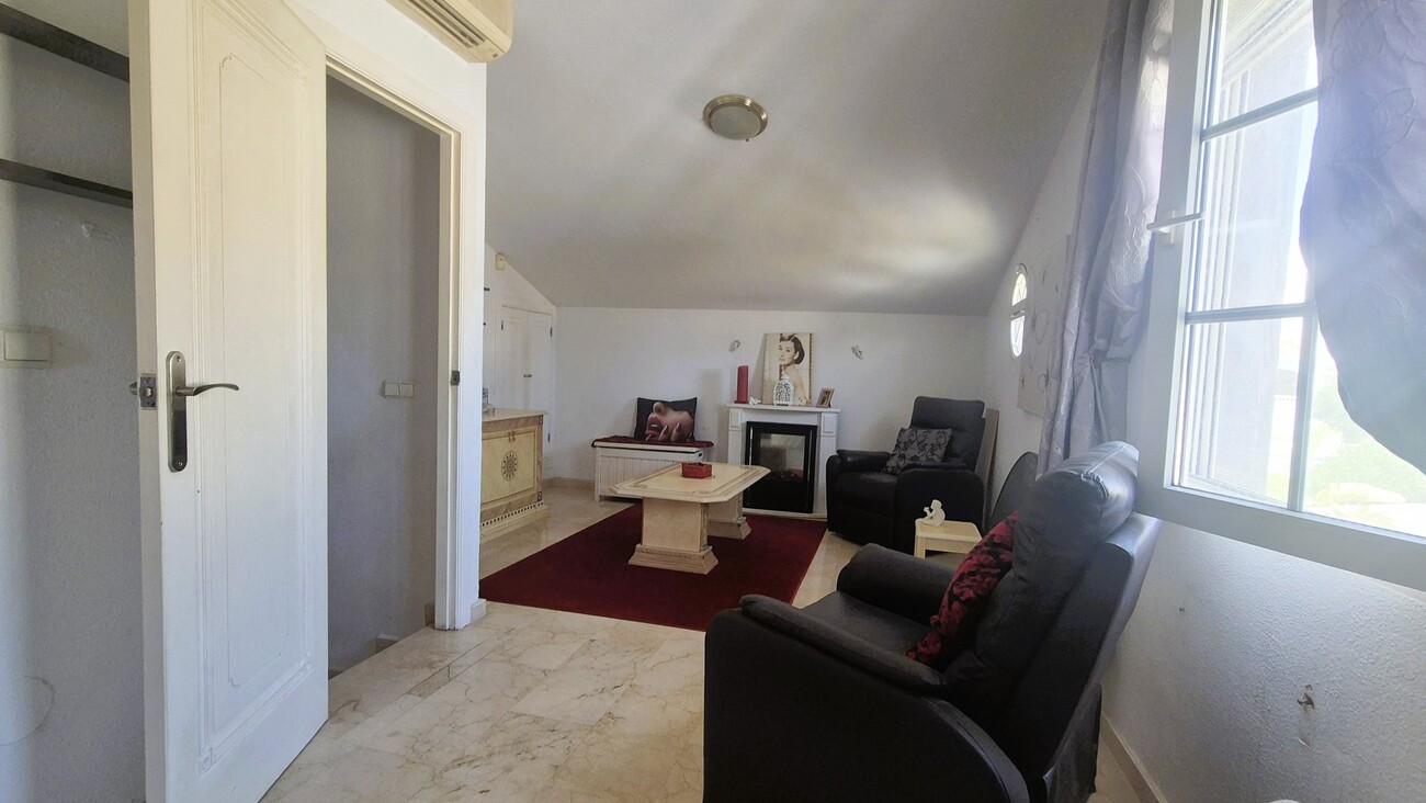 For sale - 4 Bedroom 2 Bathroom Town House in Villamartin - Inland  - Alicante