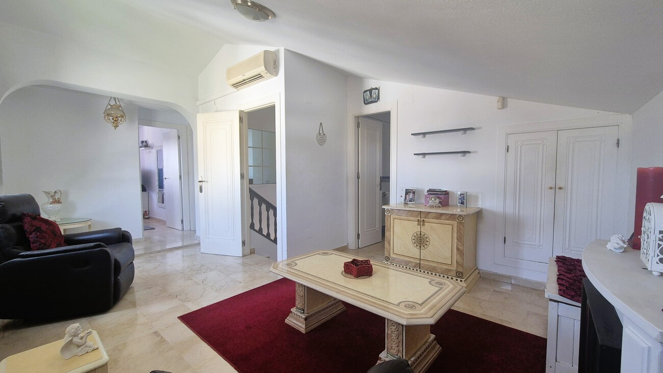 For sale - 4 Bedroom 2 Bathroom Town House in Villamartin - Inland  - Alicante