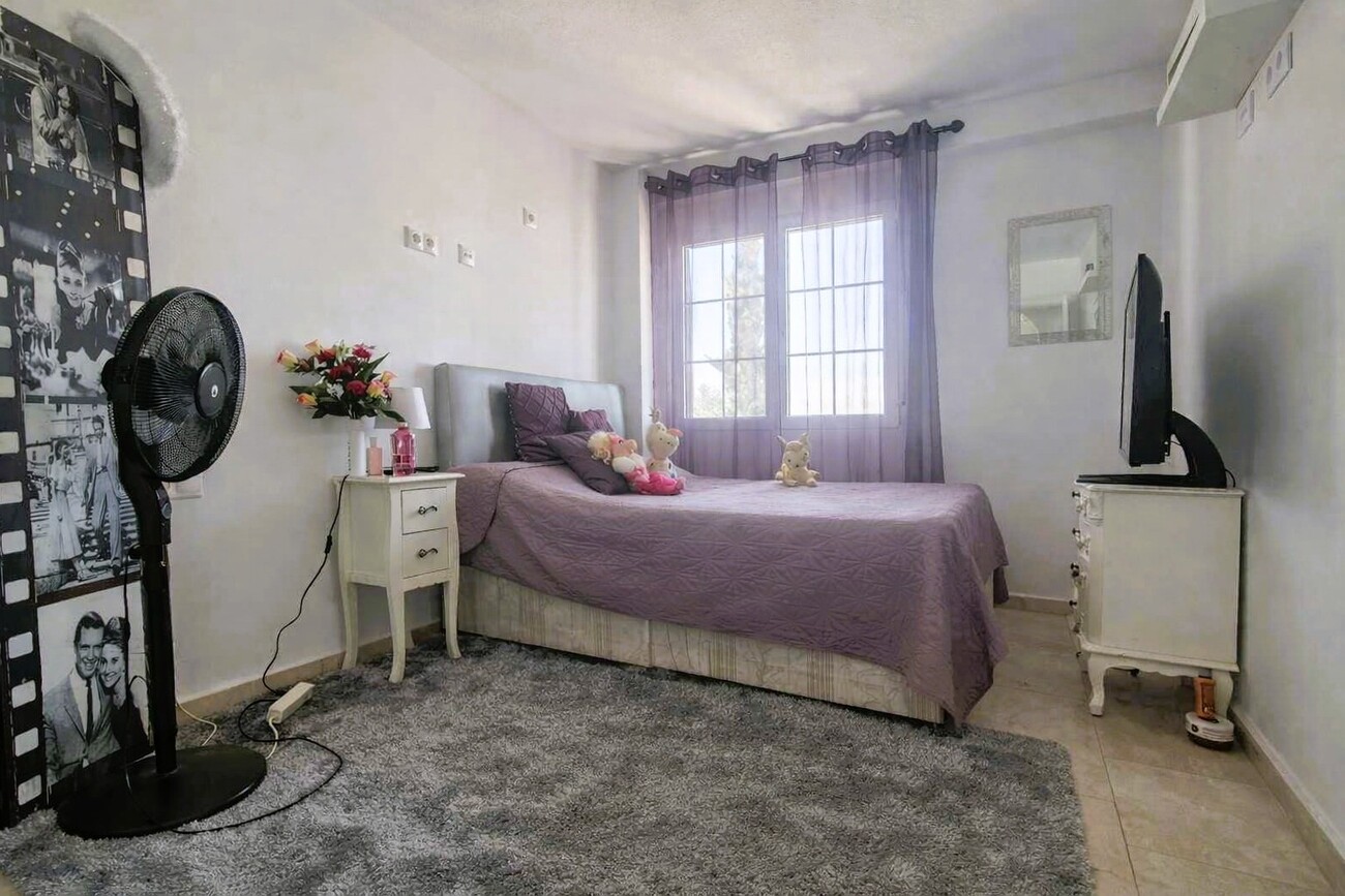 For sale - 4 Bedroom 2 Bathroom Town House in Villamartin - Inland  - Alicante