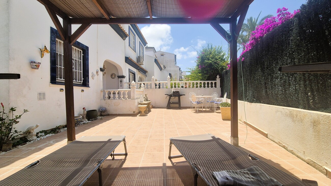 For sale - 4 Bedroom 2 Bathroom Town House in Villamartin - Inland  - Alicante