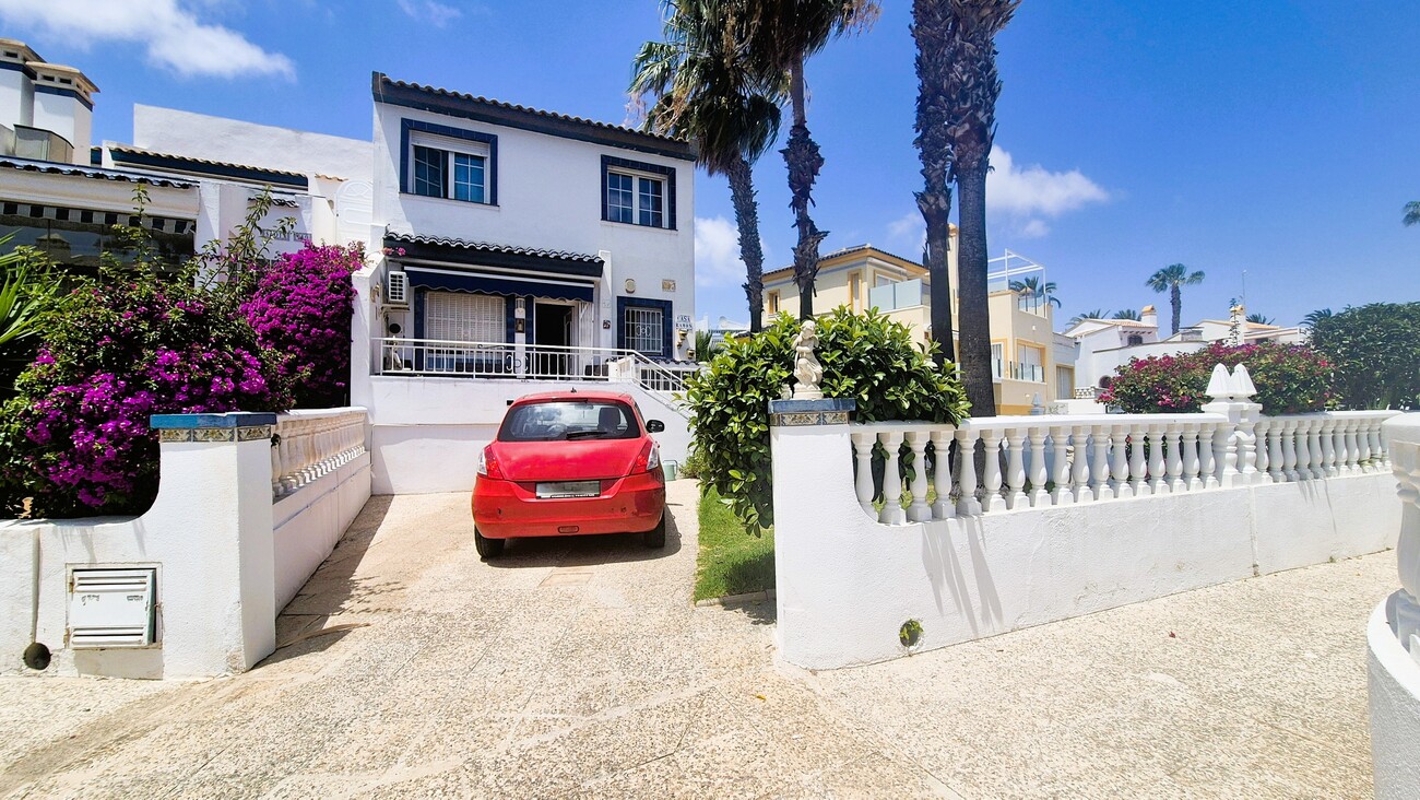 For sale - 4 Bedroom 2 Bathroom Town House in Villamartin - Inland  - Alicante