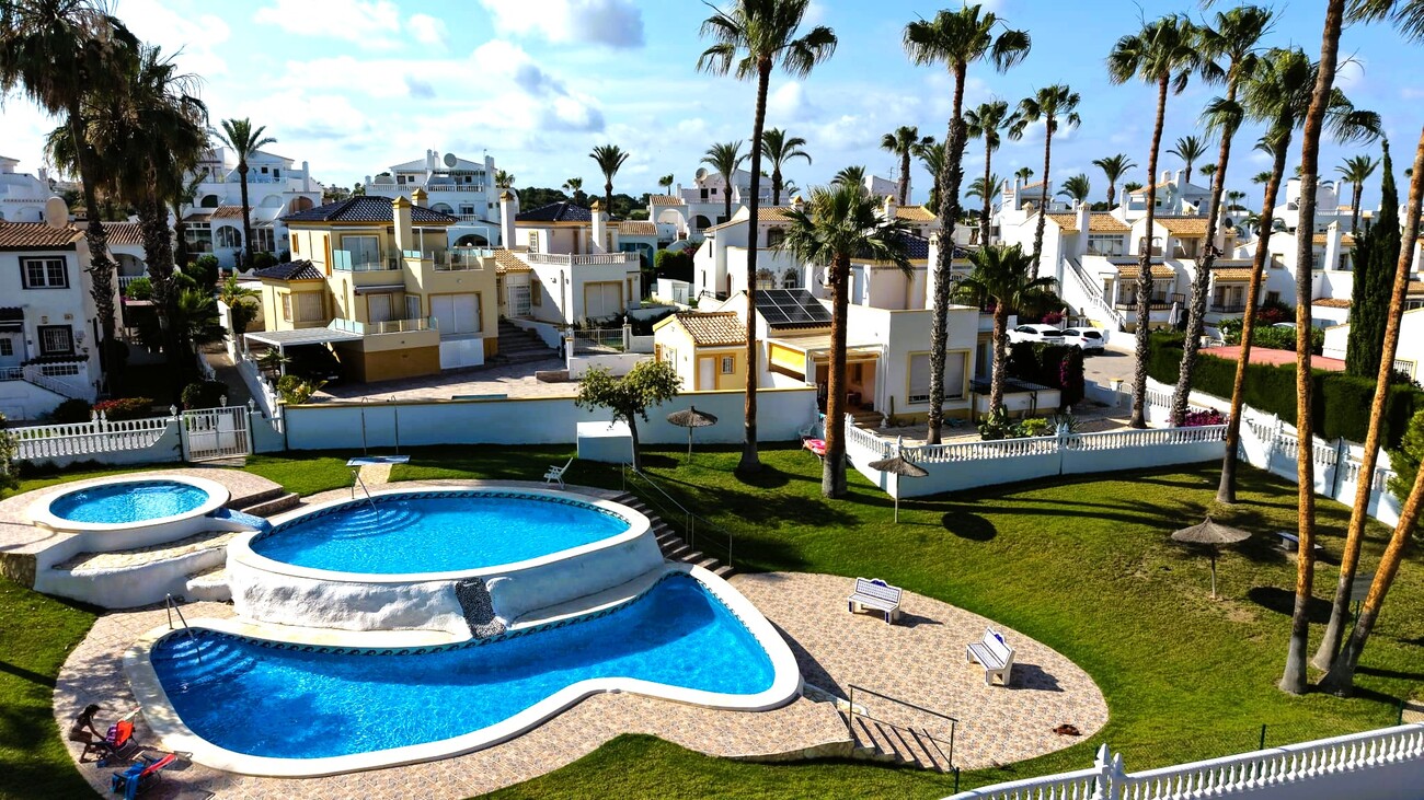 For sale - 4 Bedroom 2 Bathroom Town House in Villamartin - Inland  - Alicante
