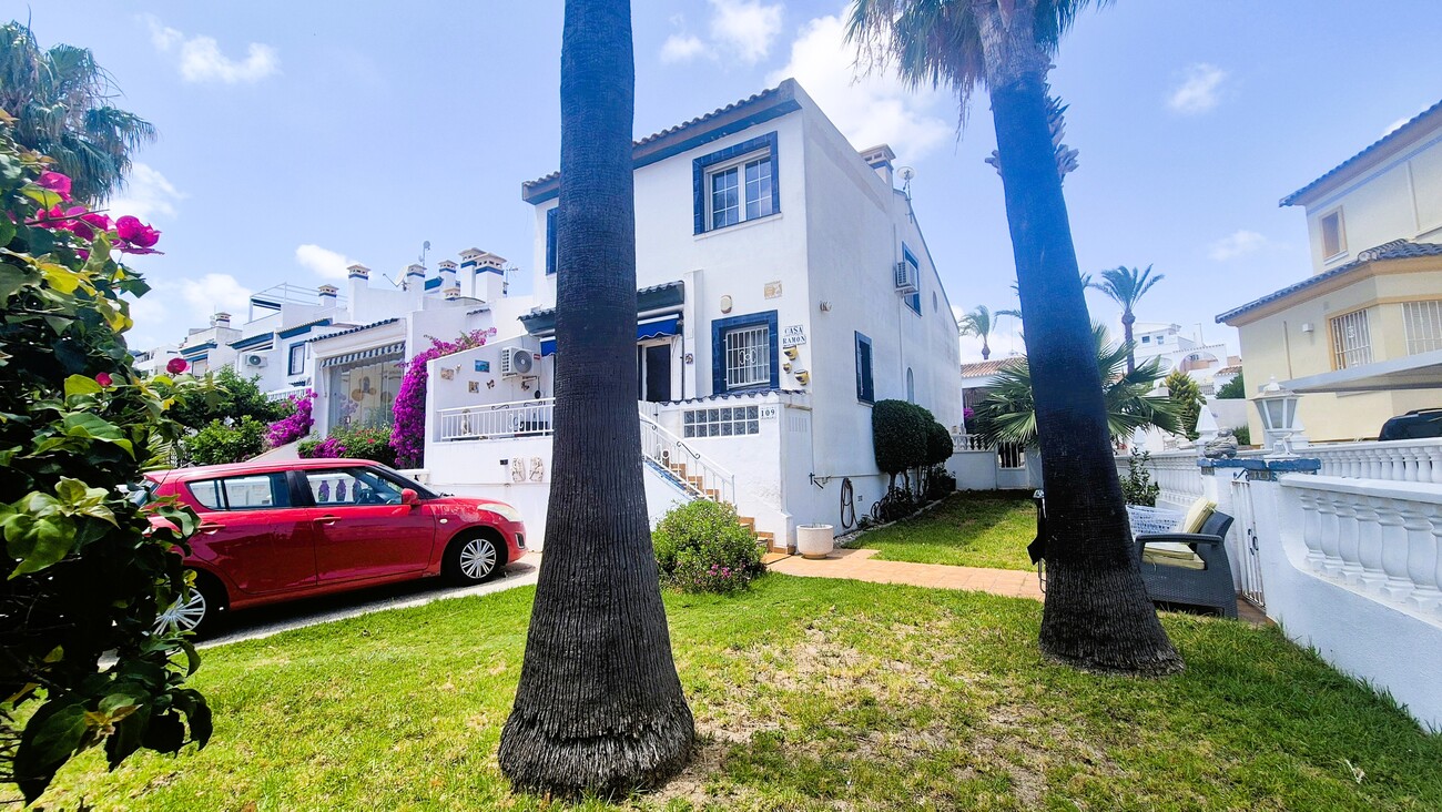 For sale - 4 Bedroom 2 Bathroom Town House in Villamartin - Inland  - Alicante