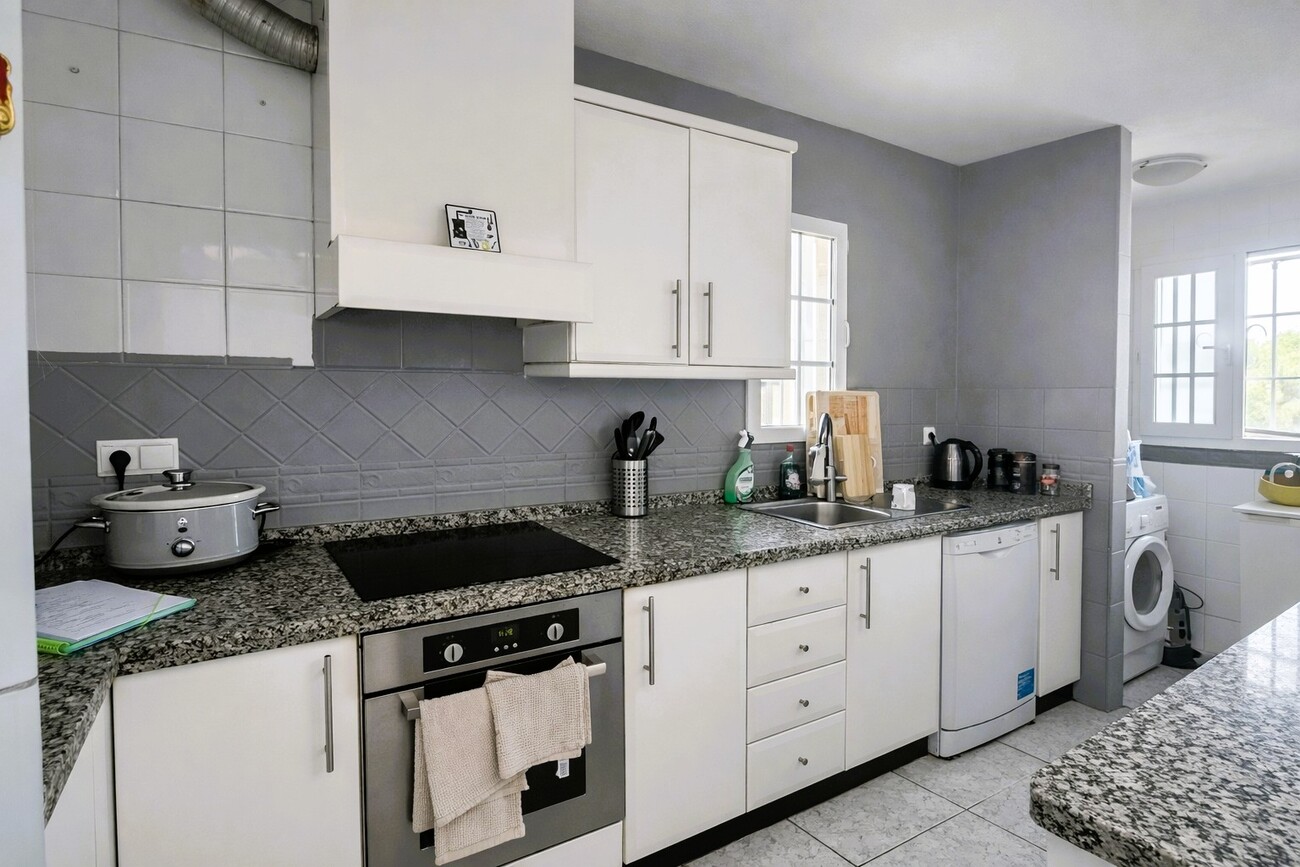 For sale - 4 Bedroom 2 Bathroom Town House in Villamartin - Inland  - Alicante