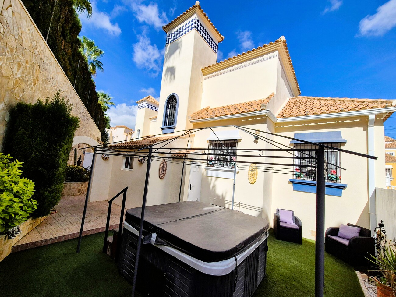 For sale - 3 Bedroom 2 Bathroom Villa in Villamartin - Costa Blanca  - Alicante