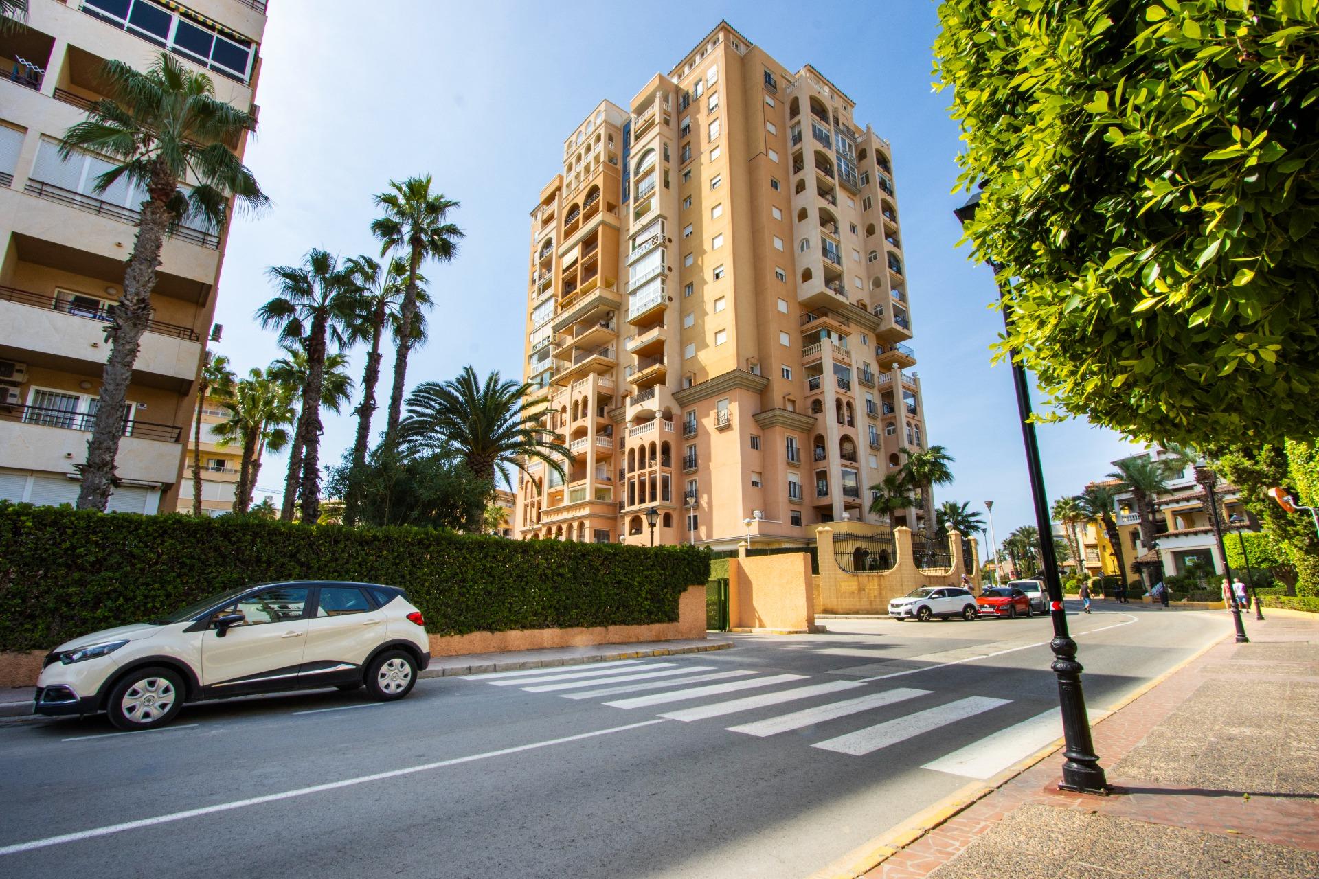 For sale - 3 Bedroom 2 Bathroom Apartment in Torrevieja - Los Frutales  - Alicante