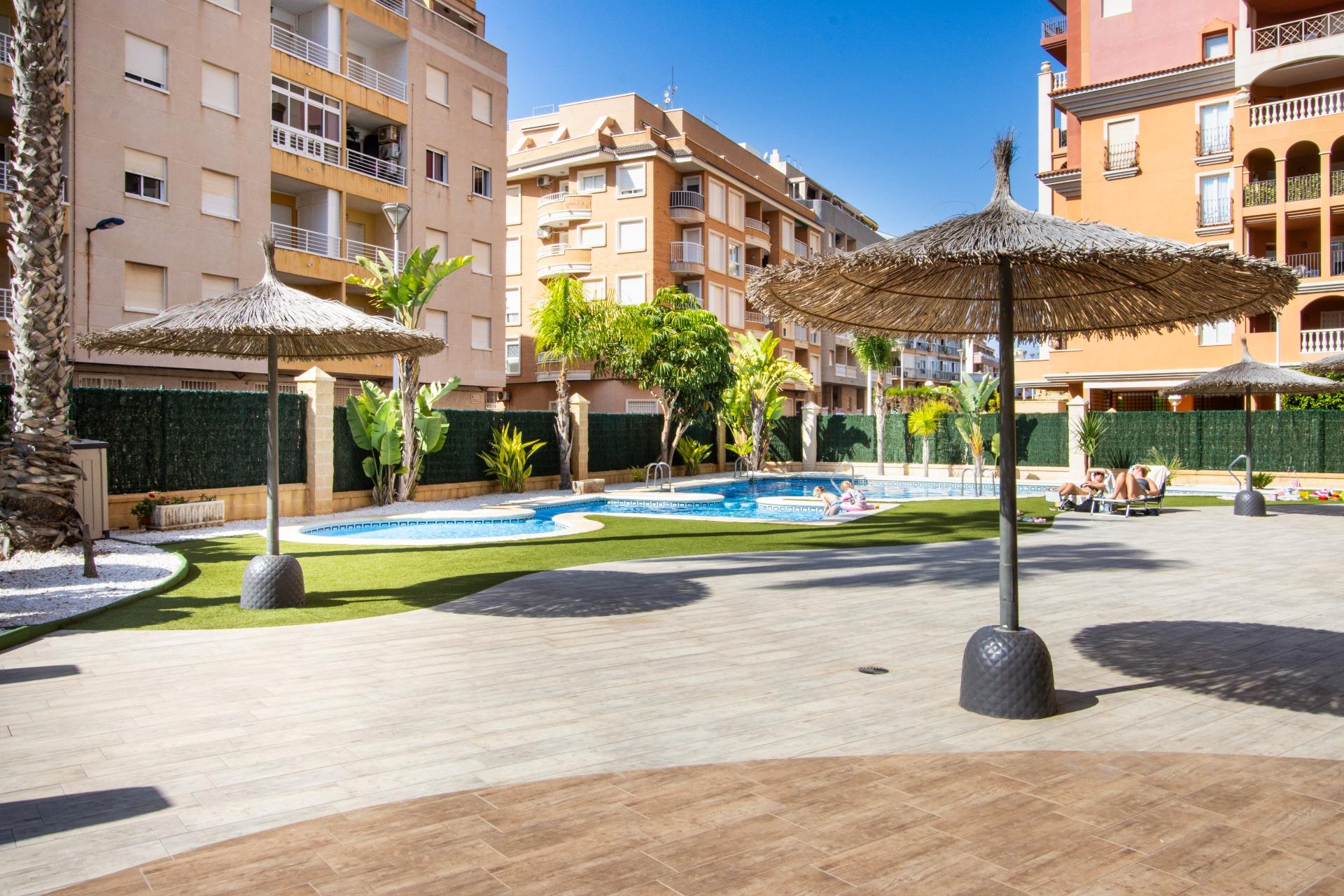 For sale - 3 Bedroom 2 Bathroom Apartment in Torrevieja - Los Frutales  - Alicante