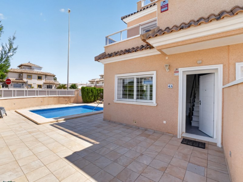For sale - 3 Bedroom 2 Bathroom Town House in Lomas de Cabo Roig - Inland  - Alicante