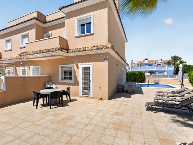 For sale - 3 Bedroom 2 Bathroom Town House in Lomas de Cabo Roig - Inland  - Alicante