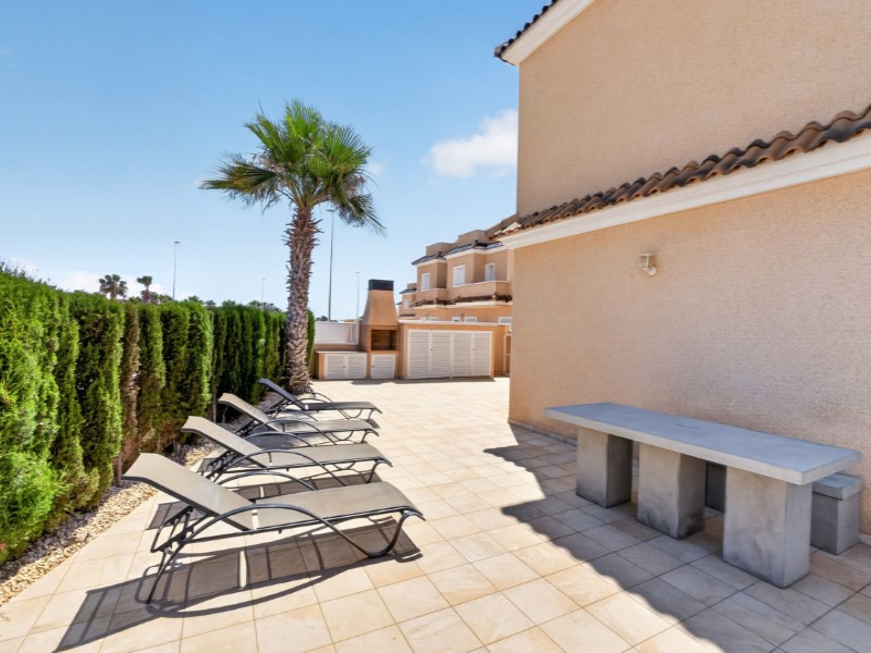 For sale - 3 Bedroom 2 Bathroom Town House in Lomas de Cabo Roig - Inland  - Alicante
