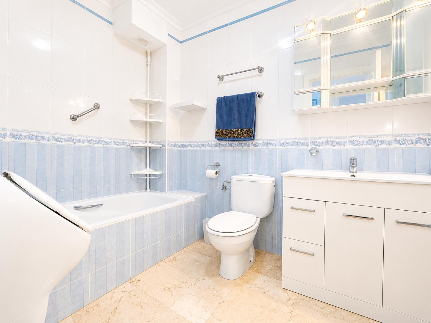 For sale - 2 Bedroom 2 Bathroom Top Floor Apartment in Villamartin - Inland  - Alicante