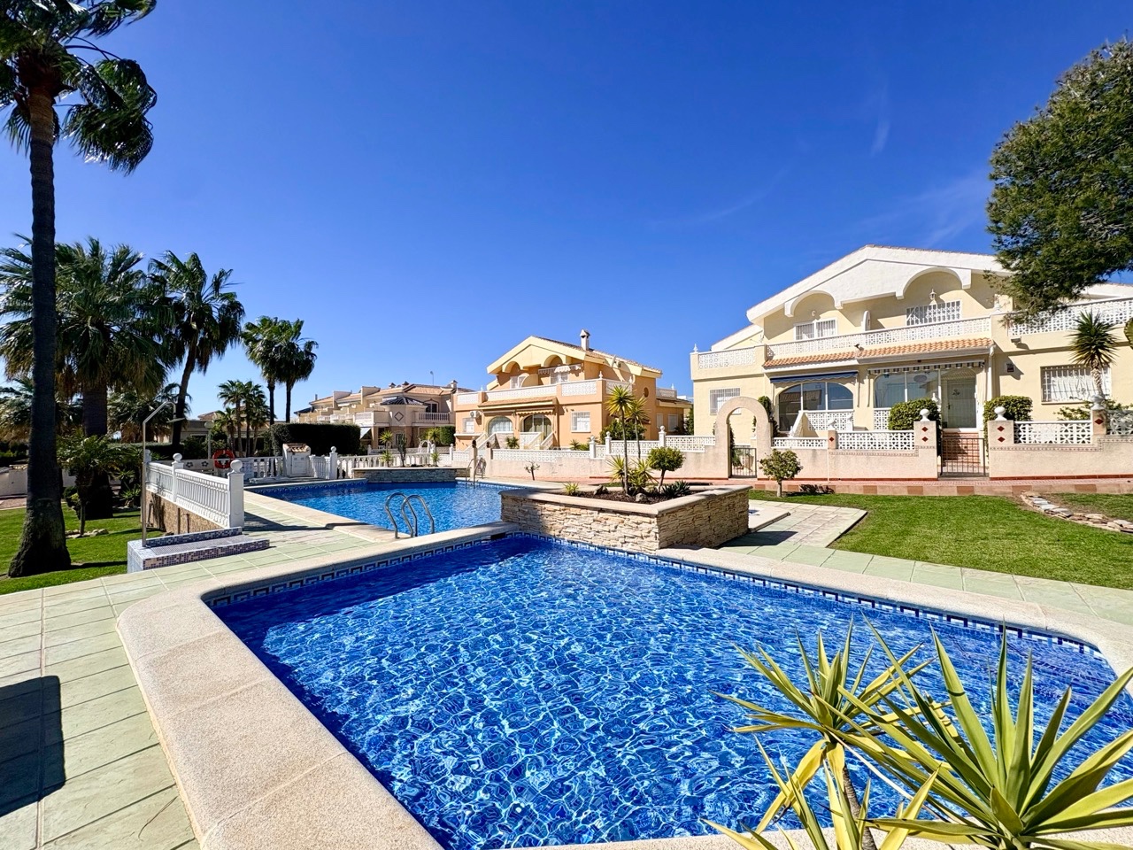 For sale - 2 Bedroom 1 Bathroom Adosado in Rojales - Ciudad Quesada  - Alicante