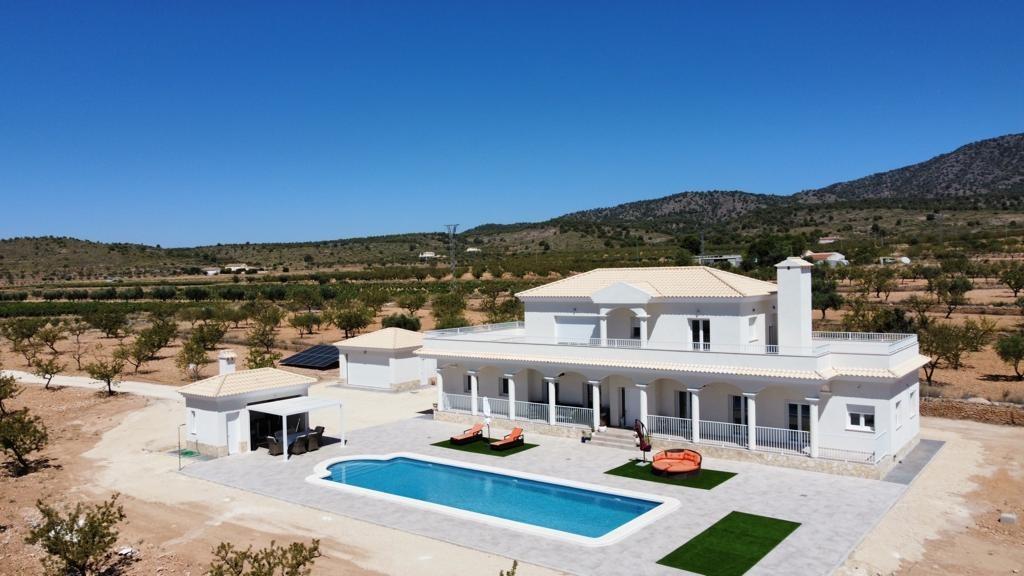 For sale - 6 Bedroom 4 Bathroom Villa in Pinoso - Camino Del Prado  - Alicante