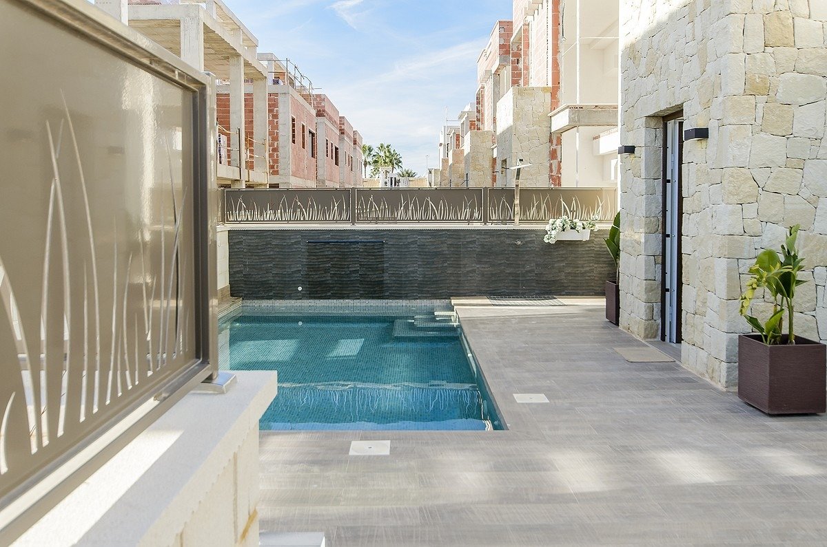 For sale - 5 Bedroom 4 Bathroom Villa in Los Montesinos - La Herrada  - Alicante