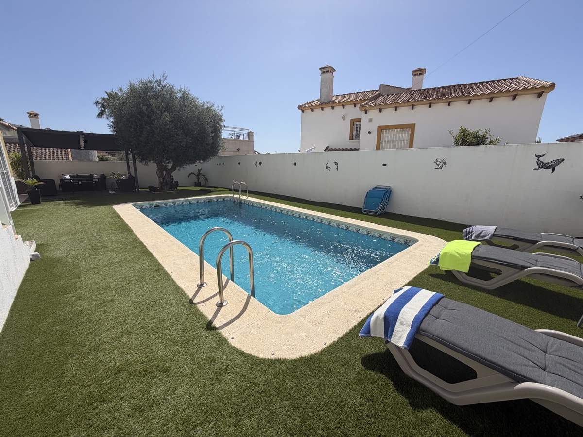 For sale - 3 Bedroom 3 Bathroom Villa in Villamartin - , Villamartin, Alicante, Spain - Alicante