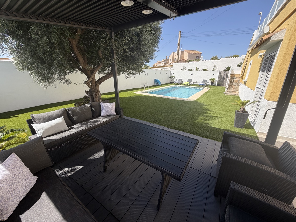 For sale - 3 Bedroom 3 Bathroom Villa in Villamartin - , Villamartin, Alicante, Spain - Alicante