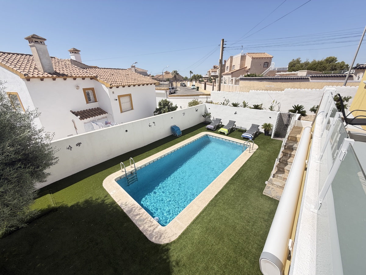 For sale - 3 Bedroom 3 Bathroom Villa in Villamartin - , Villamartin, Alicante, Spain - Alicante