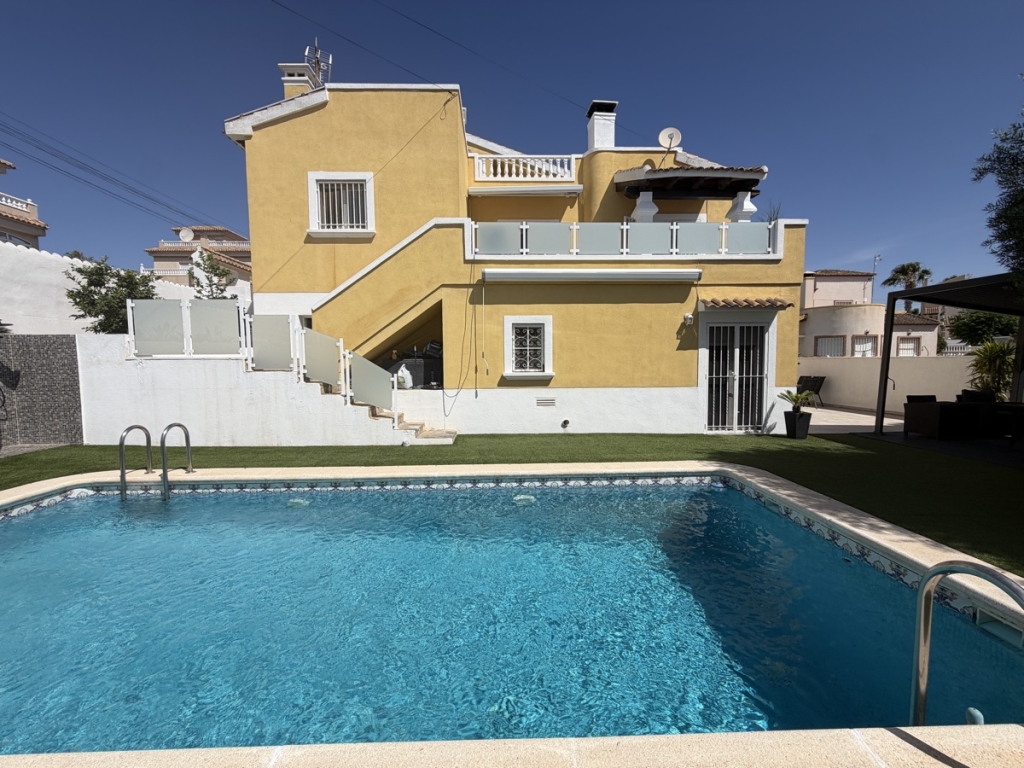 3 Bedroom 3 Bathroom Villa in Villamartin