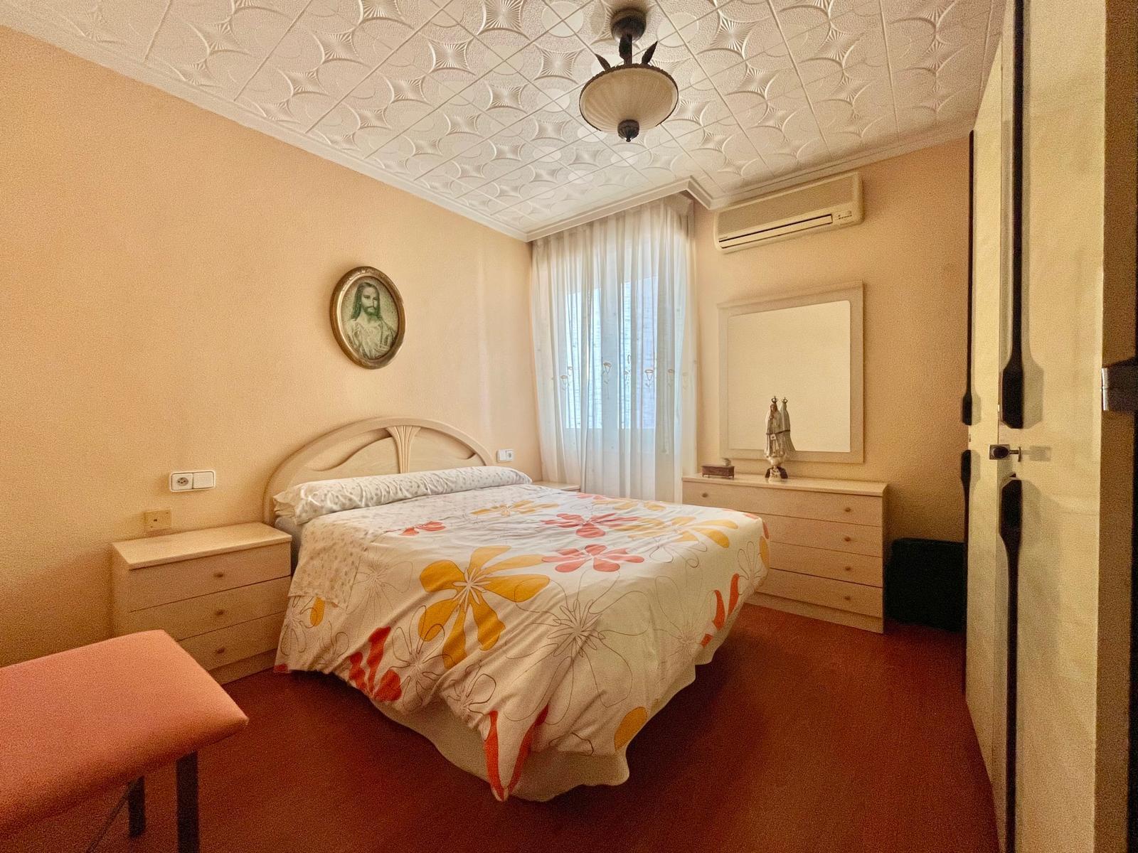 For sale - 3 Bedroom 1 Bathroom Apartment in Torrevieja - Centro  - Alicante
