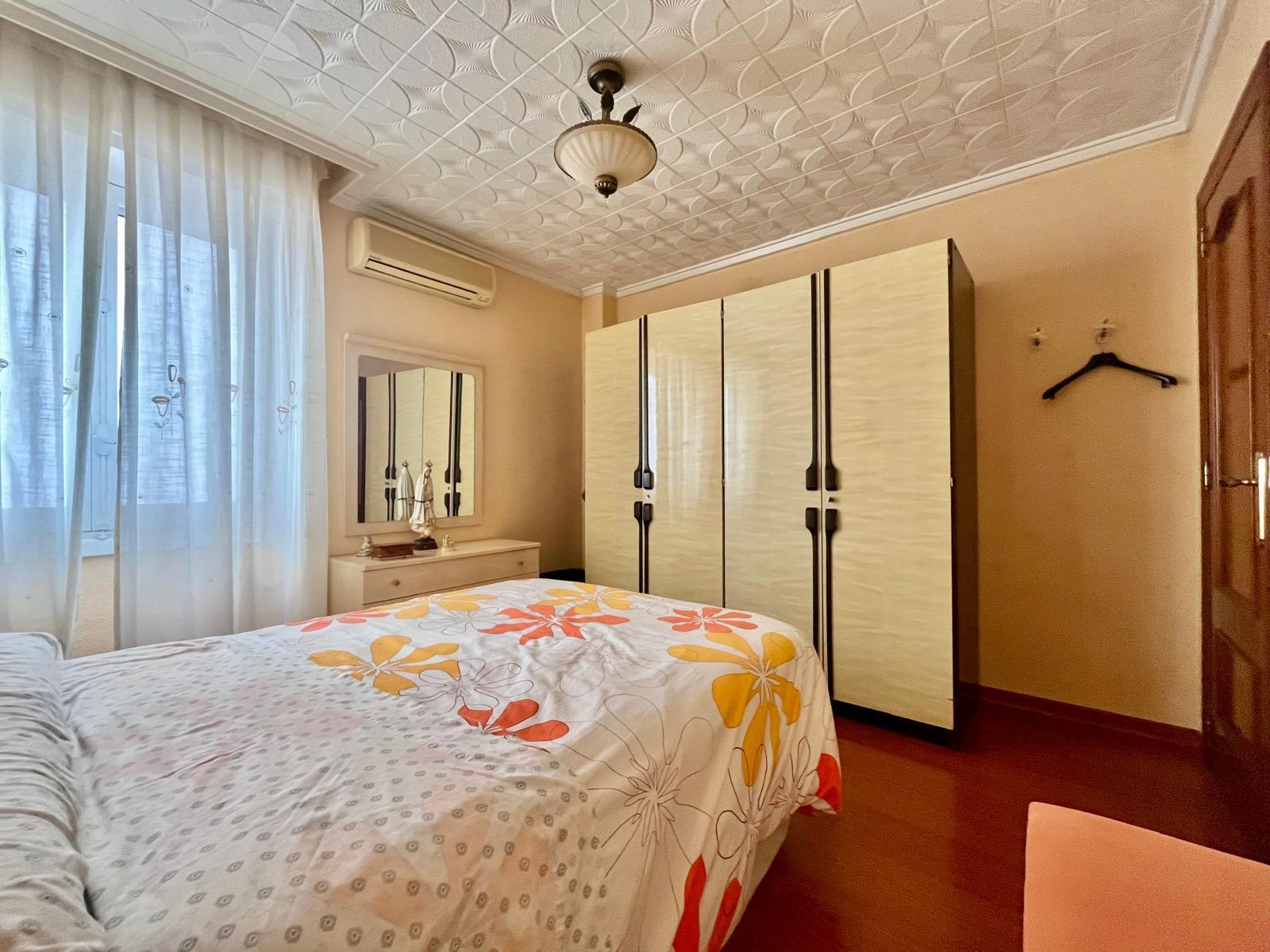 For sale - 3 Bedroom 1 Bathroom Apartment in Torrevieja - Centro  - Alicante