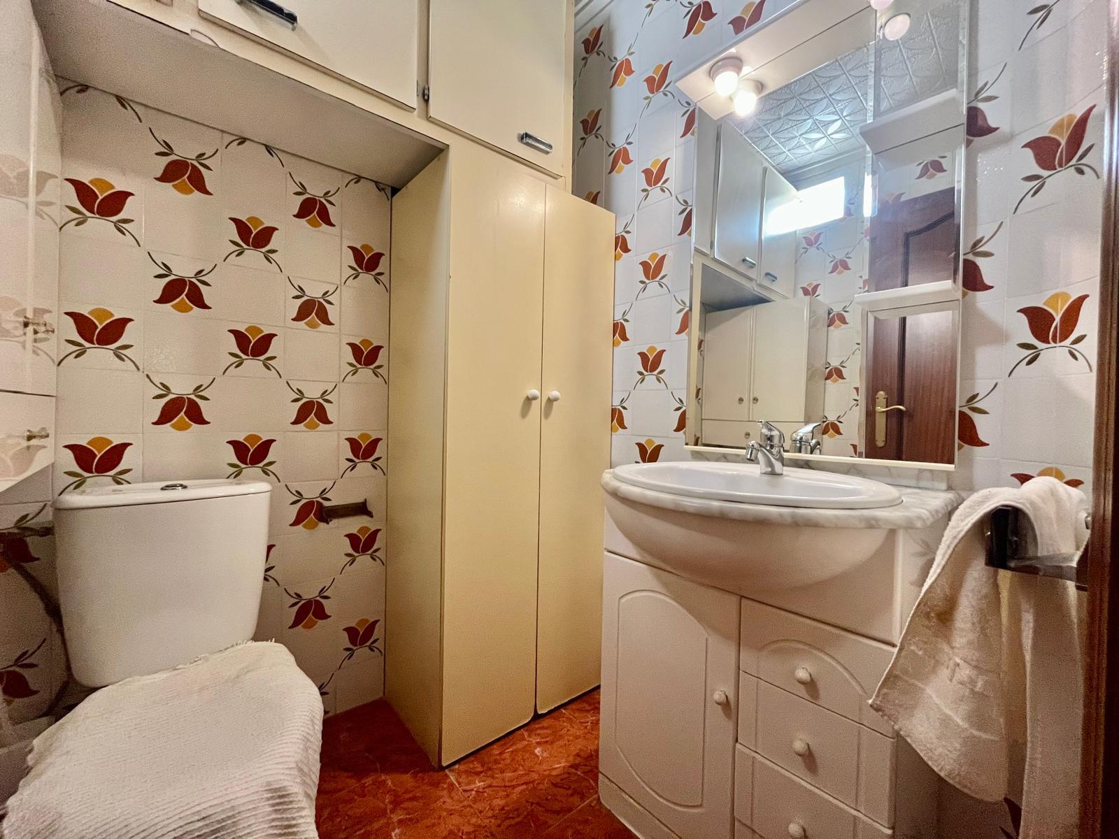 For sale - 3 Bedroom 1 Bathroom Apartment in Torrevieja - Centro  - Alicante