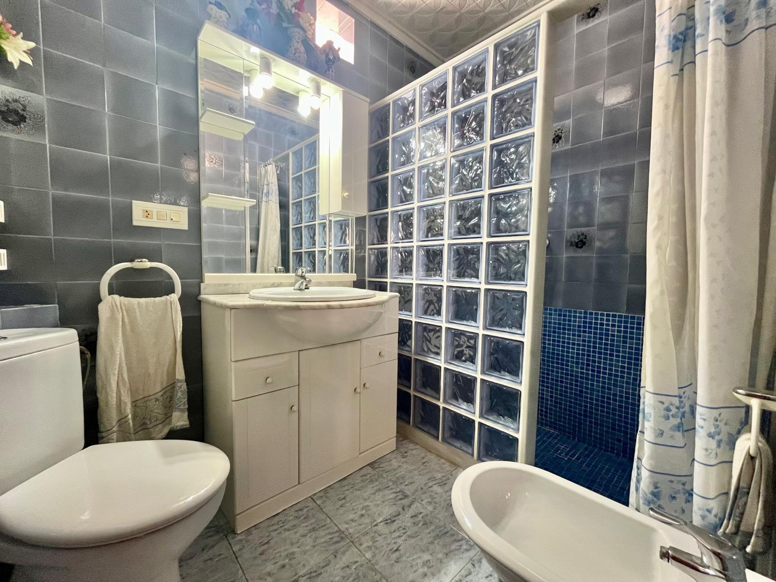 For sale - 3 Bedroom 1 Bathroom Apartment in Torrevieja - Centro  - Alicante