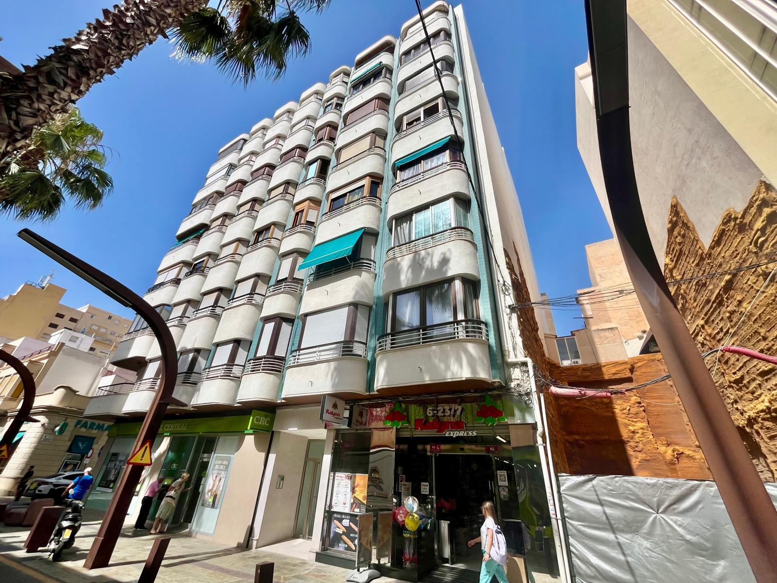 For sale - 3 Bedroom 1 Bathroom Apartment in Torrevieja - Centro  - Alicante